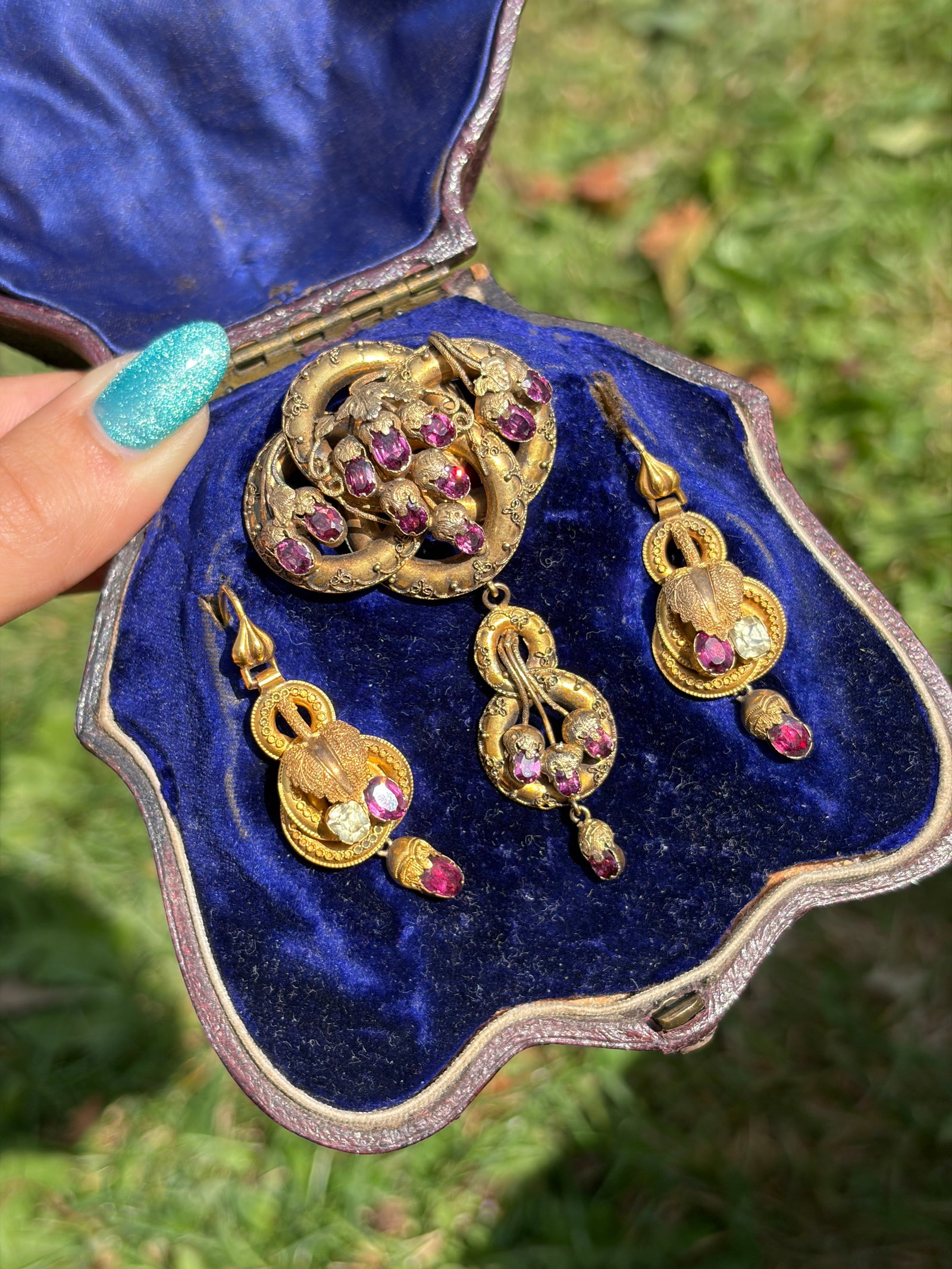 Antique Boxed Victorian Amethyst and Chrysoberyl Brooch and Earrings Suite in Gold - 13