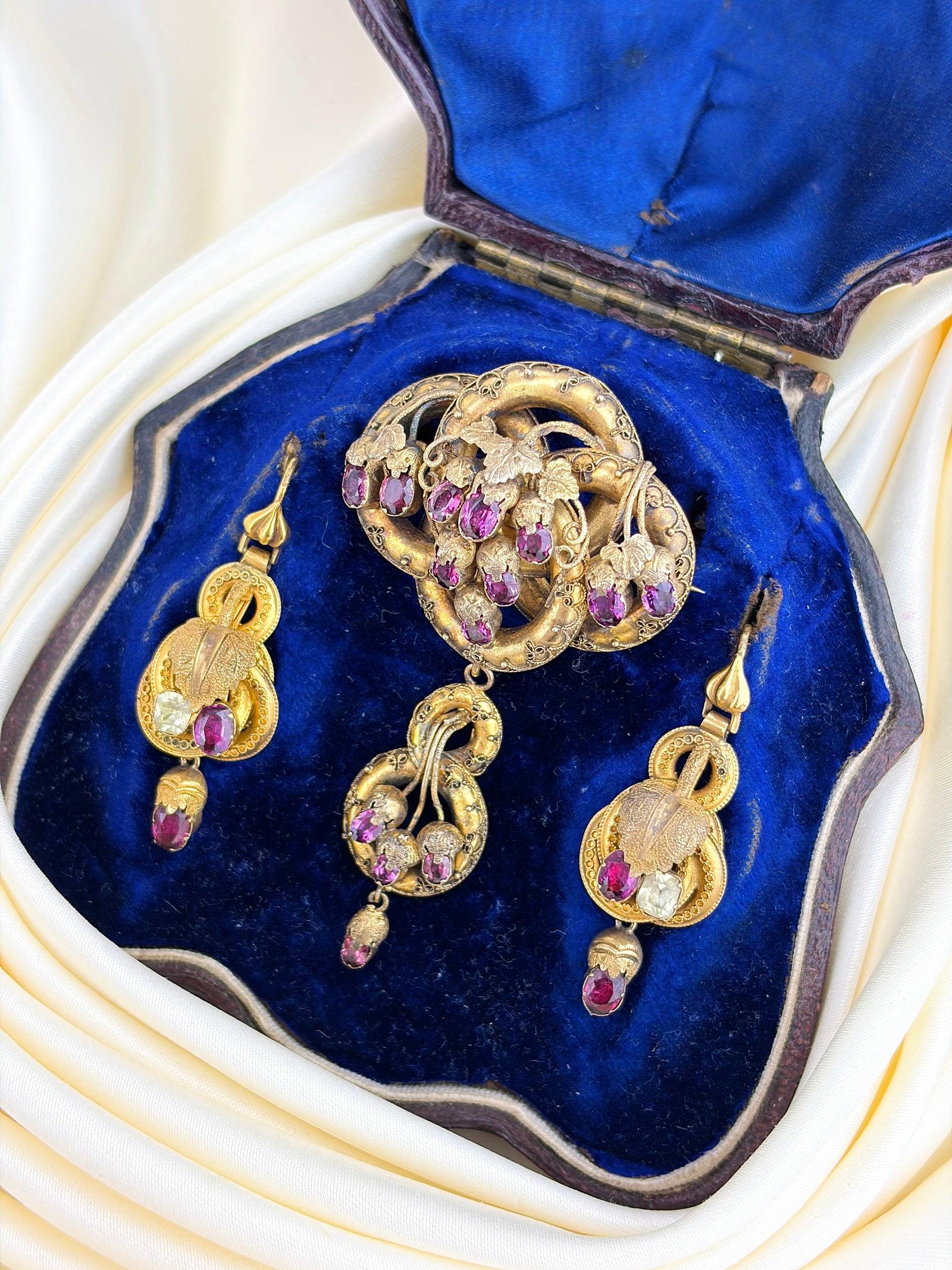 Antique Boxed Victorian Amethyst and Chrysoberyl Brooch and Earrings Suite in Gold: Antique Boxed Victorian Amethyst and Chrysoberyl Brooch and Earrings Suite in Gold A truly exquisite suite holding a pair of sweet lead detail drop earrings to match a magnificent brooch!