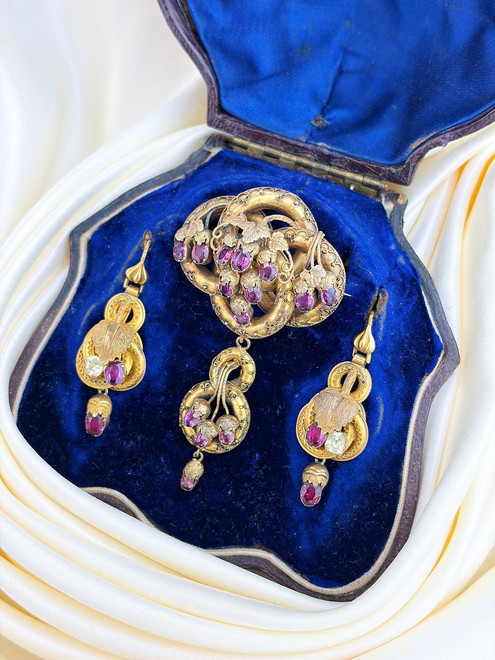 Antique Boxed Victorian Amethyst and Chrysoberyl Brooch and Earrings Suite in Gold - 2