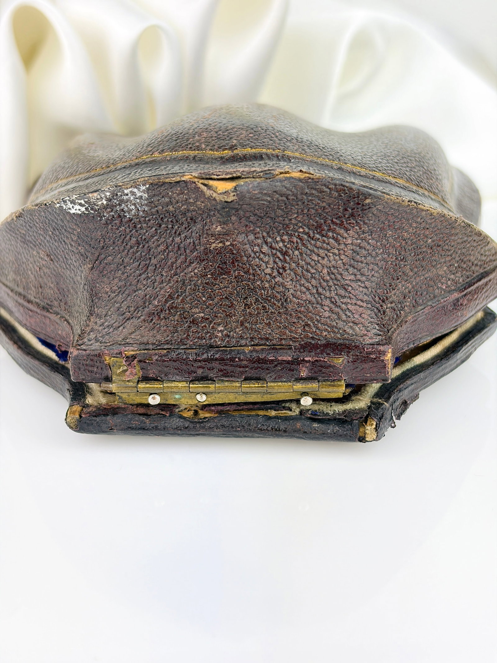 Antique Boxed Victorian Amethyst and Chrysoberyl Brooch and Earrings Suite in Gold - 4