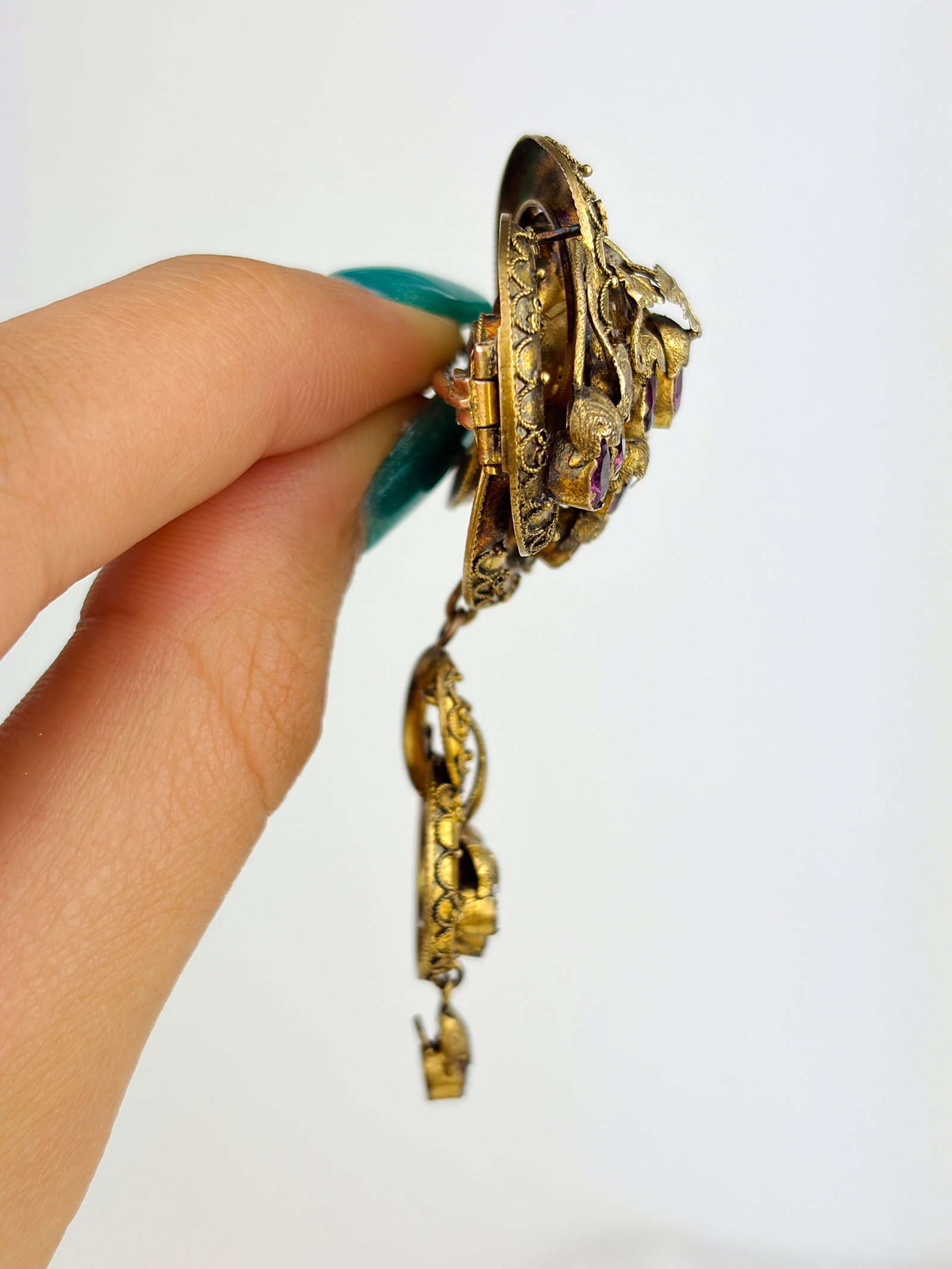 Antique Boxed Victorian Amethyst and Chrysoberyl Brooch and Earrings Suite in Gold - 6
