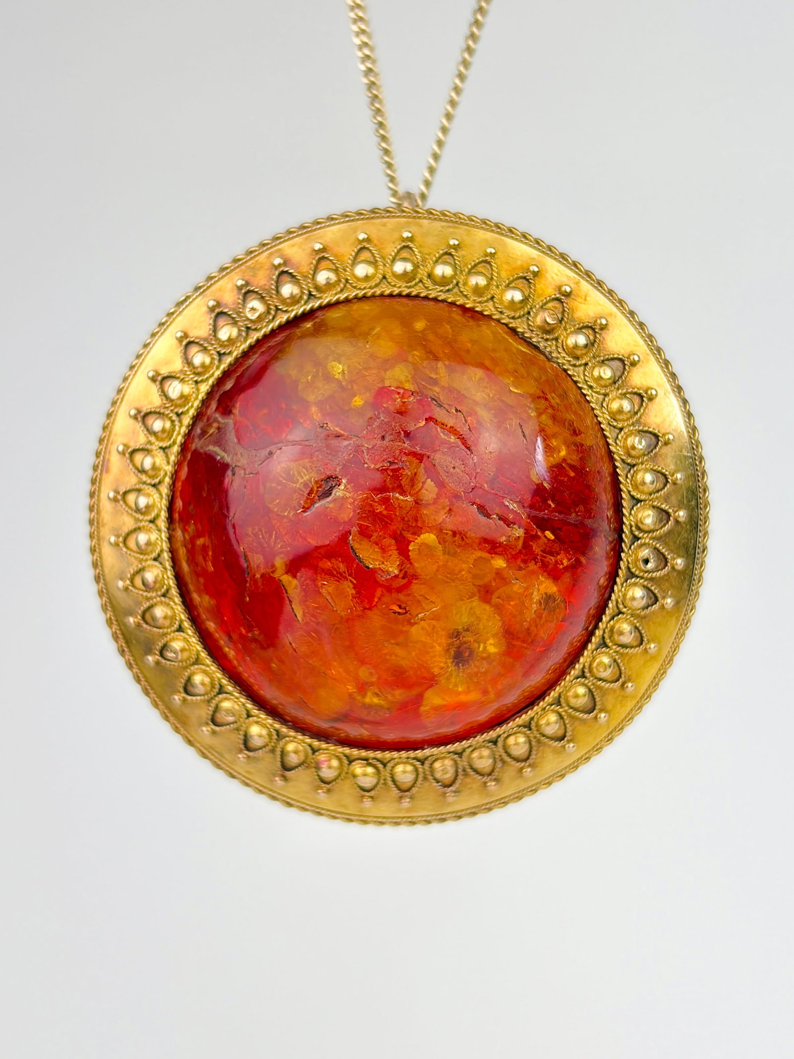 Huge Antique 18ct Yellow Gold Amber Dome Pendant With Fine Detailing: Huge Antique 18ct Yellow Gold Amber Dome Pendant With Fine Detailing Outstanding Bright Amber Pendant Wonderful details HEAVY ! Weight : 21.77g Measures : 4.5cm across 