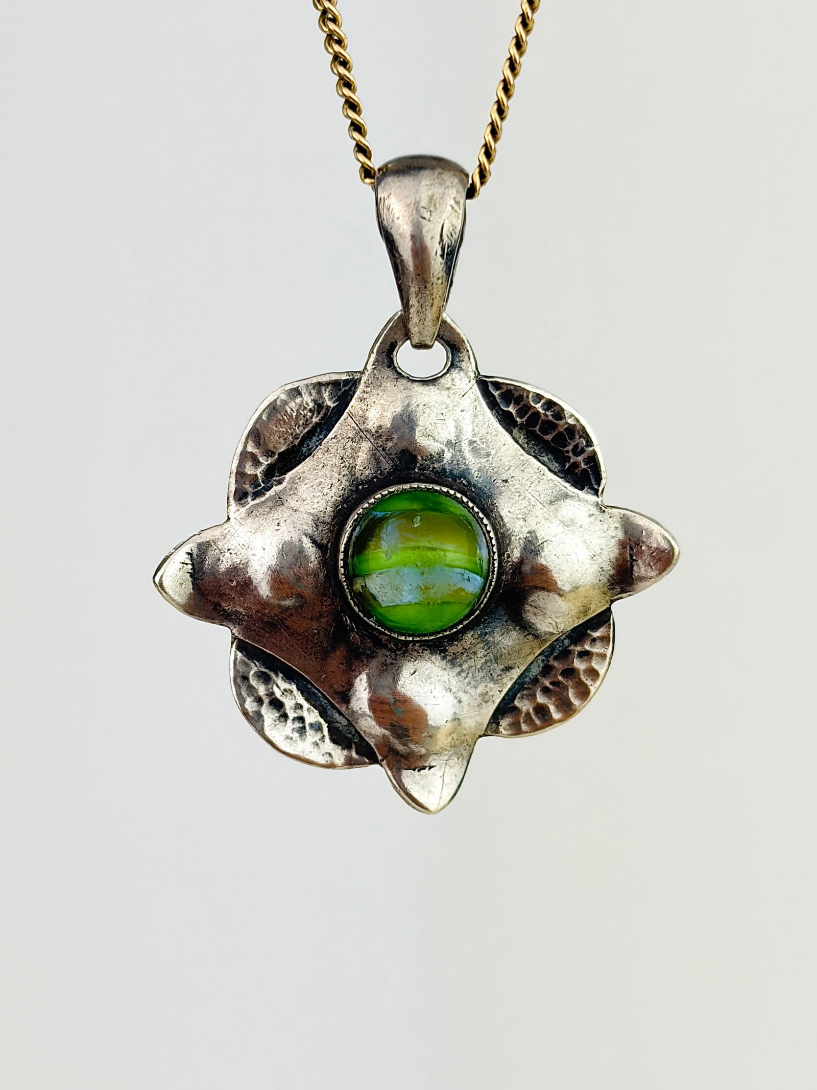 Sterling Silver Gemstone Pendant: Sterling Silver Gemstone Pendant chain not included. Weight: 3.43g Size: 30x25x5mm Materials: silver Hallmarks: stamped 925 Condition: good overall condition. Some signs of wear are expected