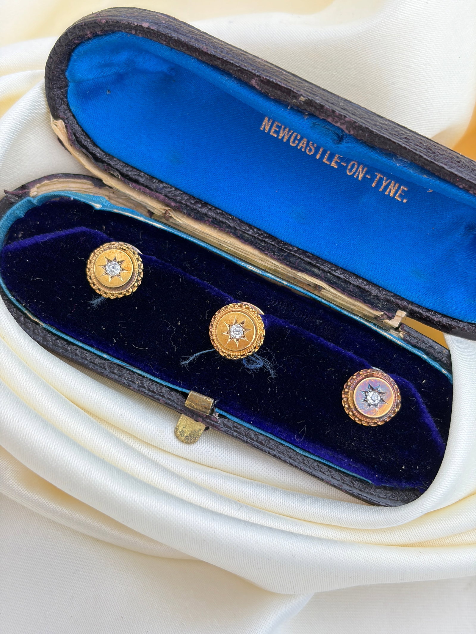 ANTIQUE BOXED 18CT YELLOW GOLD DIAMOND STAR DESIGN DRESS STUDS: ANTIQUE BOXED 18CT YELLOW GOLD DIAMOND STAR DESIGN DRESS STUDS