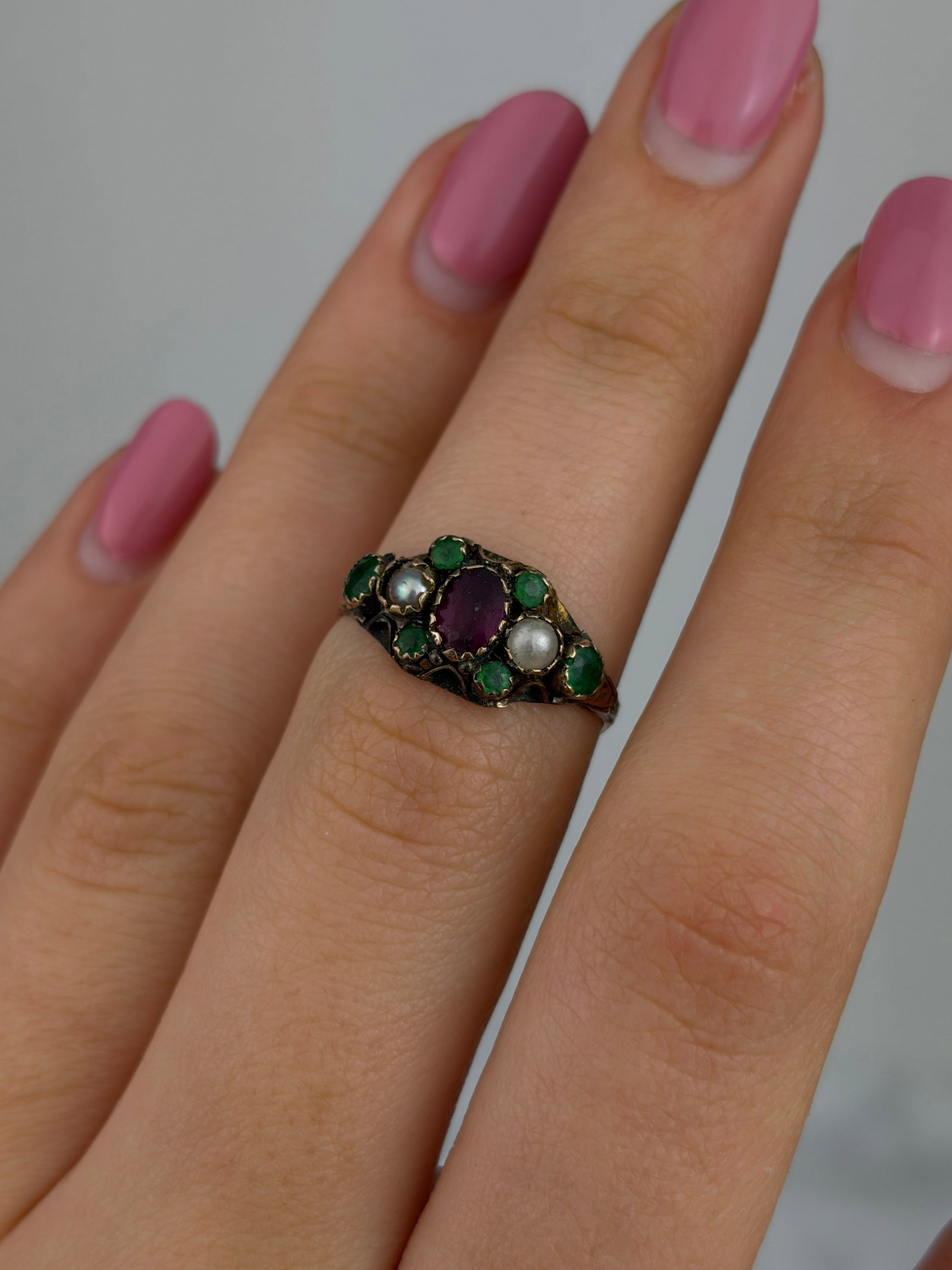 ANTIQUE 9CT GOLD PEARL AND GREEN AND PURPLE PASTE RING - 8