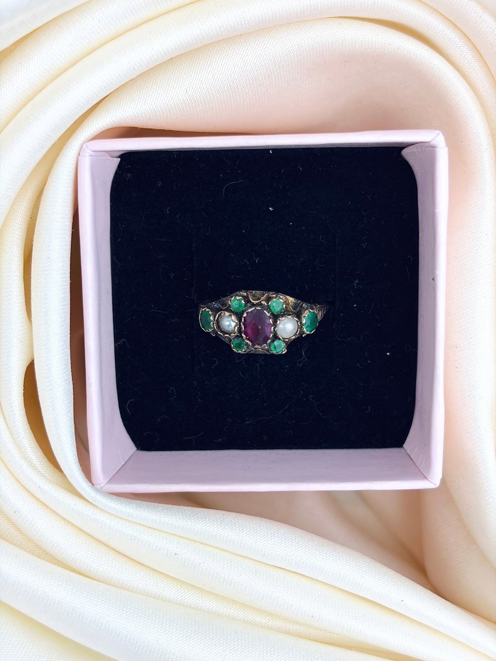 ANTIQUE 9CT GOLD PEARL AND GREEN AND PURPLE PASTE RING - 9