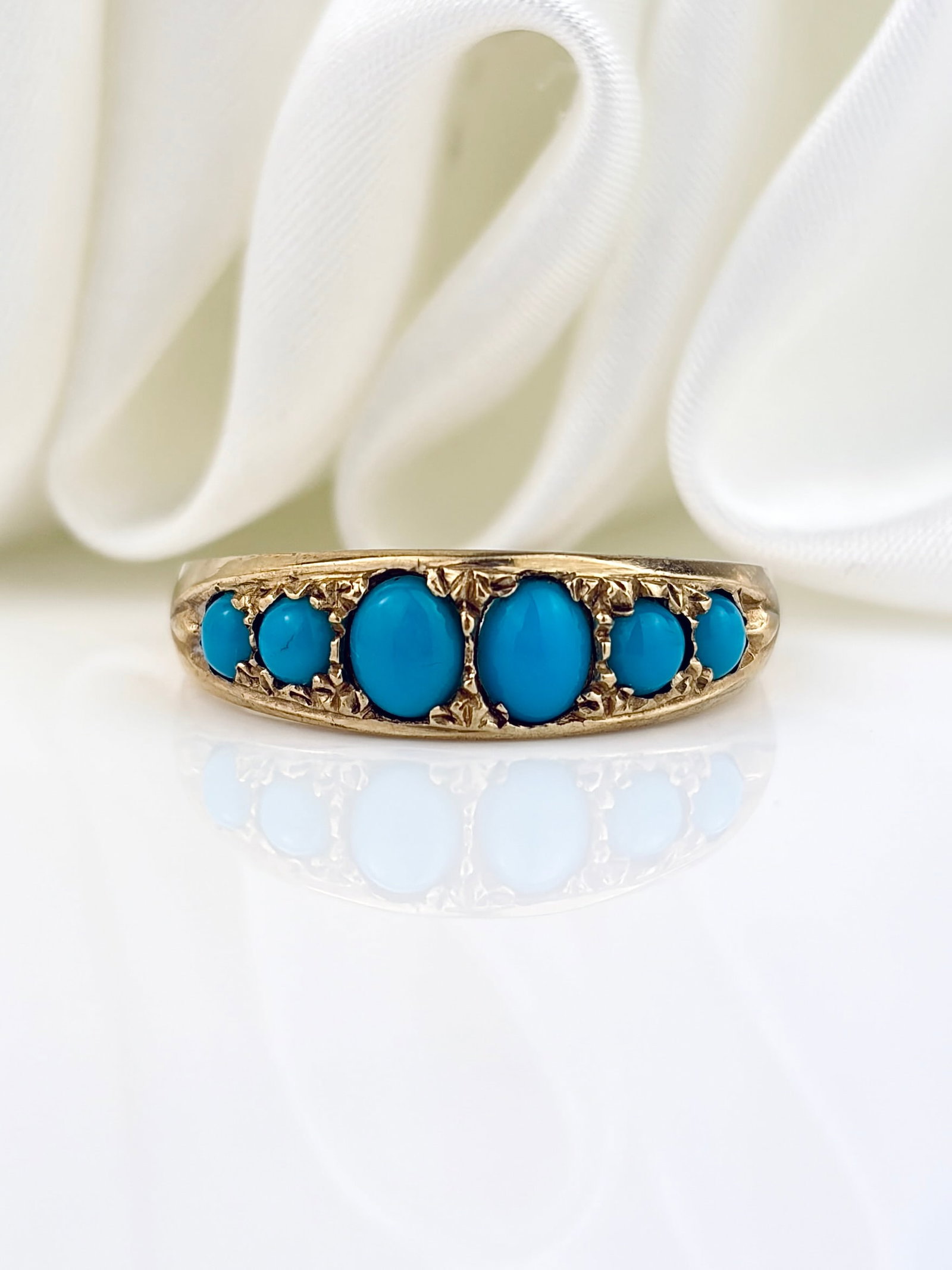ANTIQUE 9CT YELLOW GOLD TURQUOISE HALF HOOP RING: ANTIQUE 9CT YELLOW GOLD TURQUOISE HALF HOOP RING Gorgeous details!