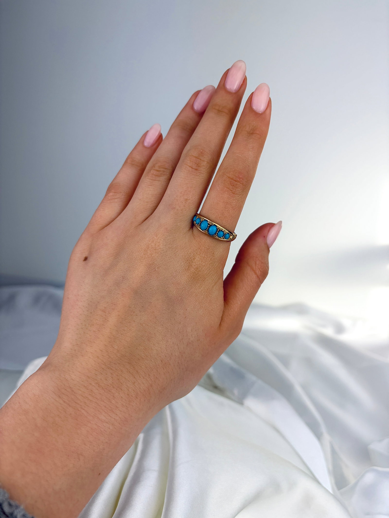 ANTIQUE 9CT YELLOW GOLD TURQUOISE HALF HOOP RING - 7
