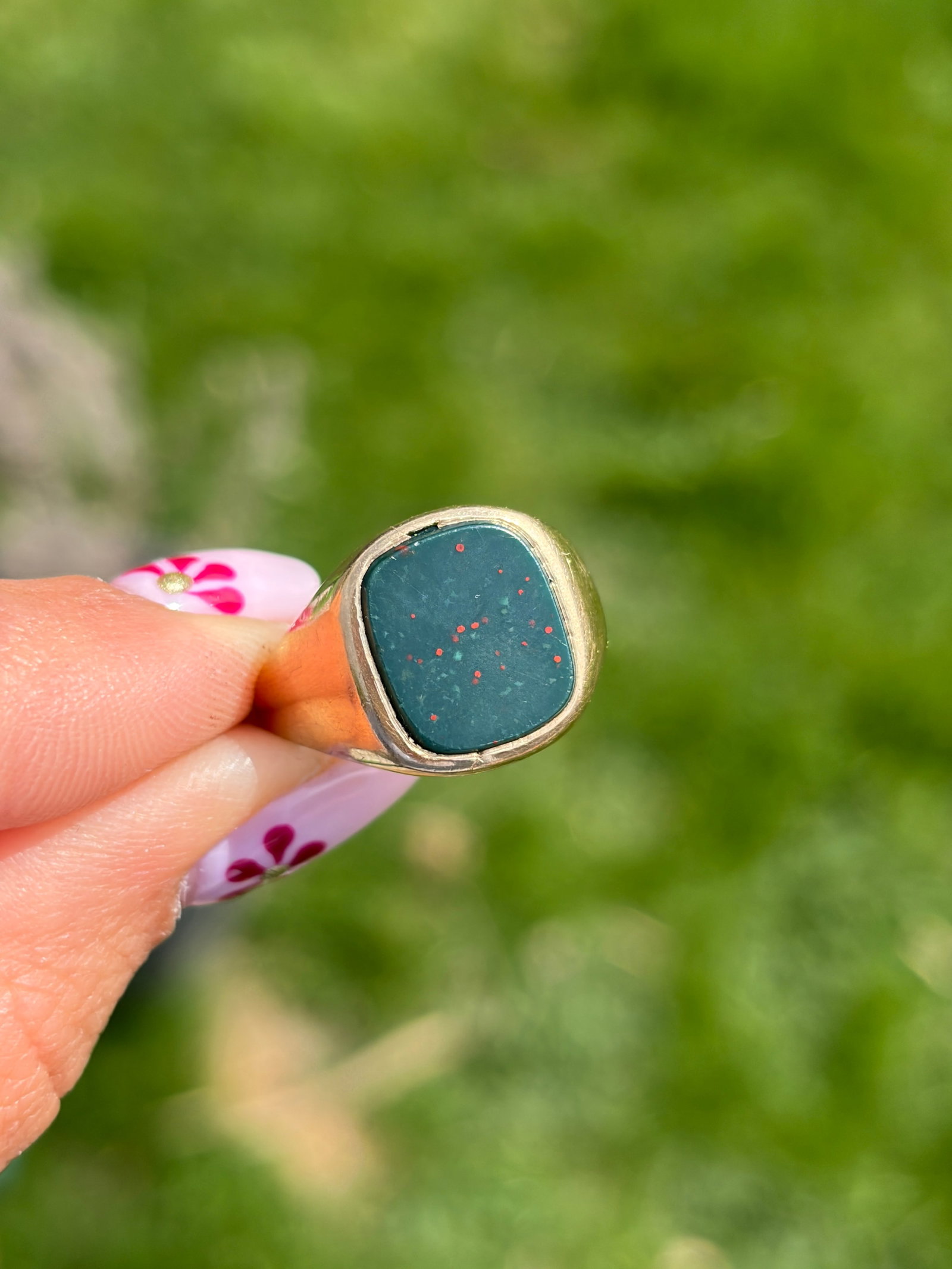 LARGE VINTAGE 9CT YELLOW GOLD BLOODSTONE SIGNET RING - 10