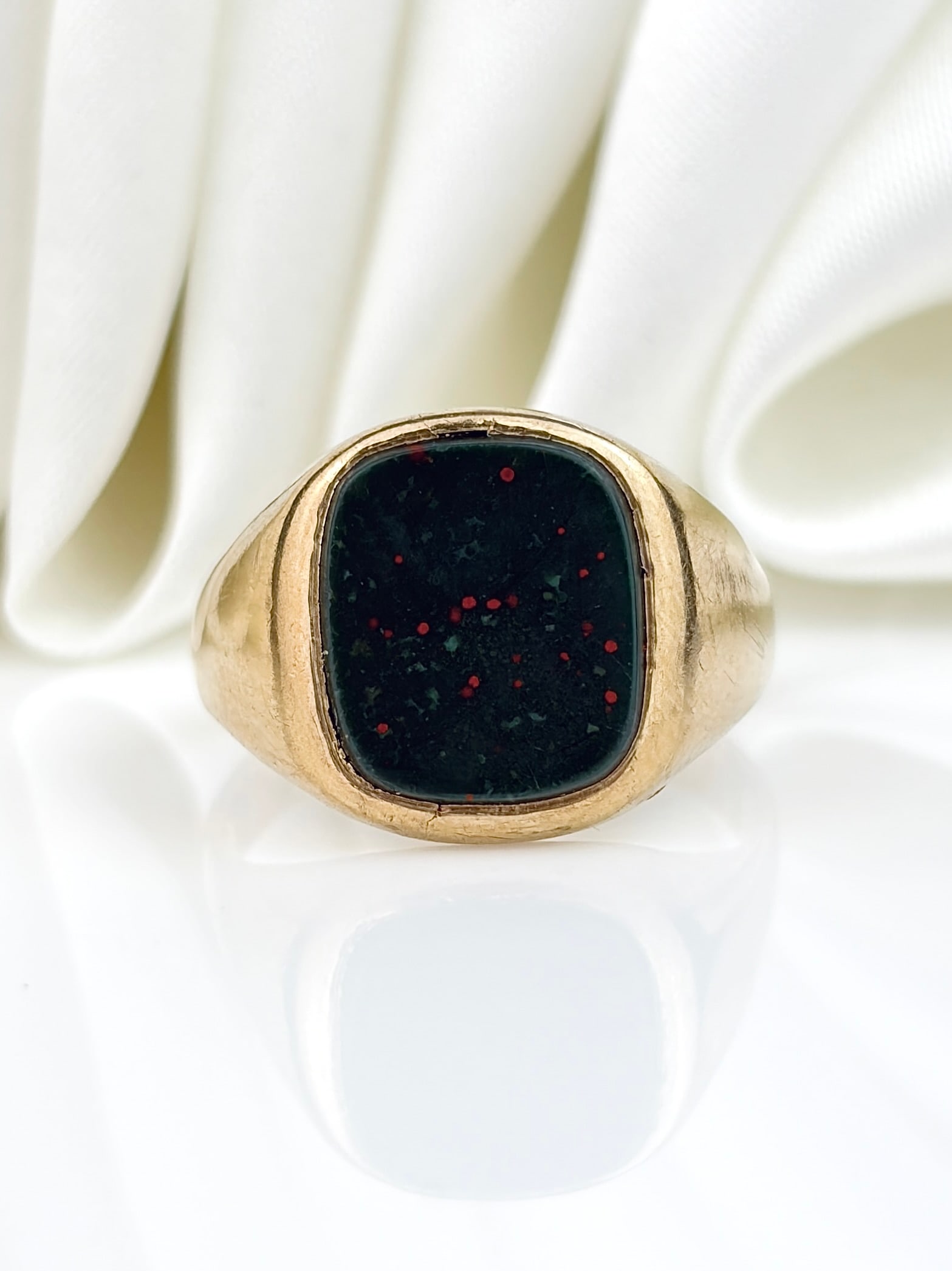 LARGE VINTAGE 9CT YELLOW GOLD BLOODSTONE SIGNET RING: LARGE VINTAGE 9CT YELLOW GOLD BLOODSTONE SIGNET RING