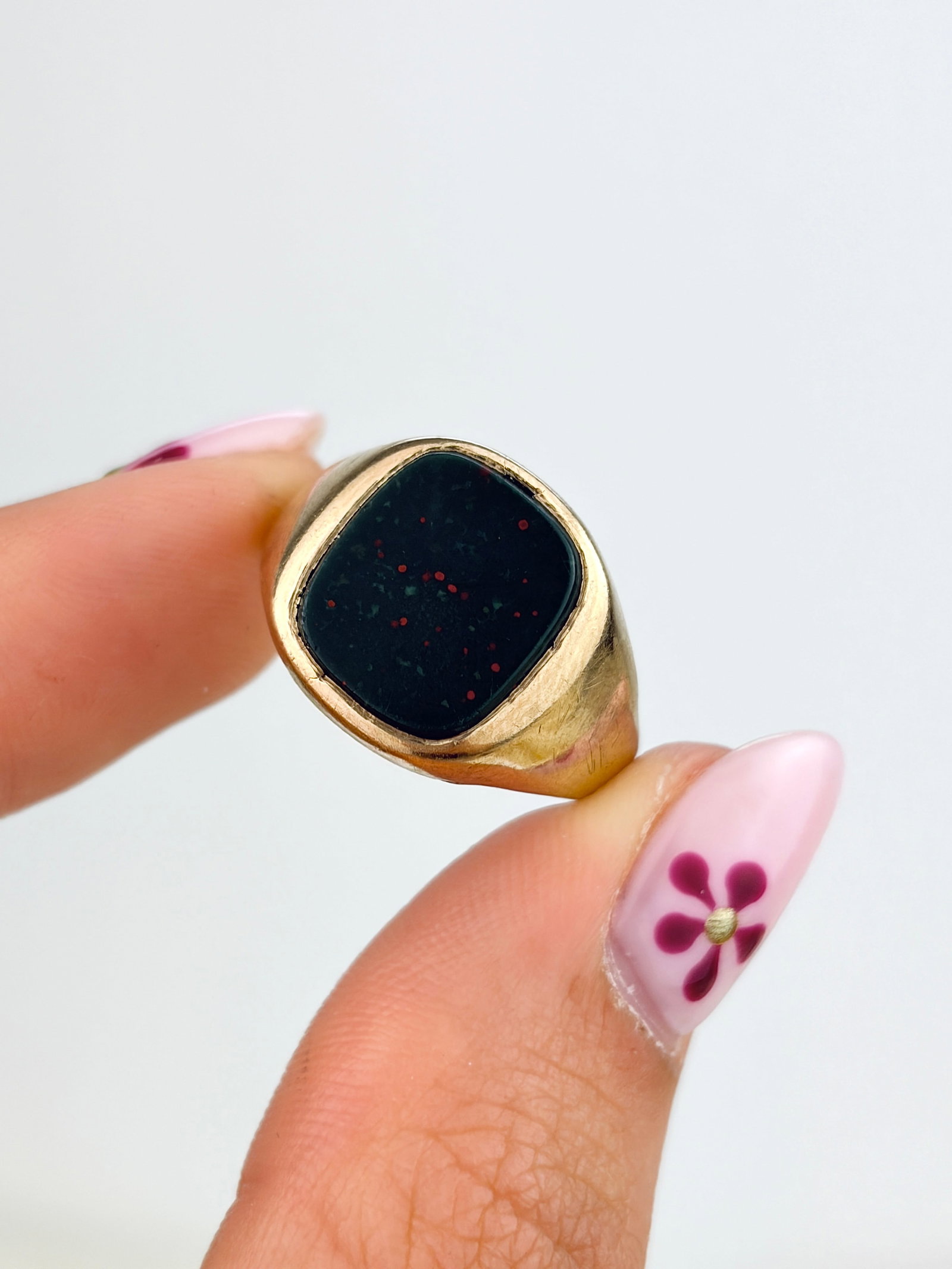 LARGE VINTAGE 9CT YELLOW GOLD BLOODSTONE SIGNET RING - 5