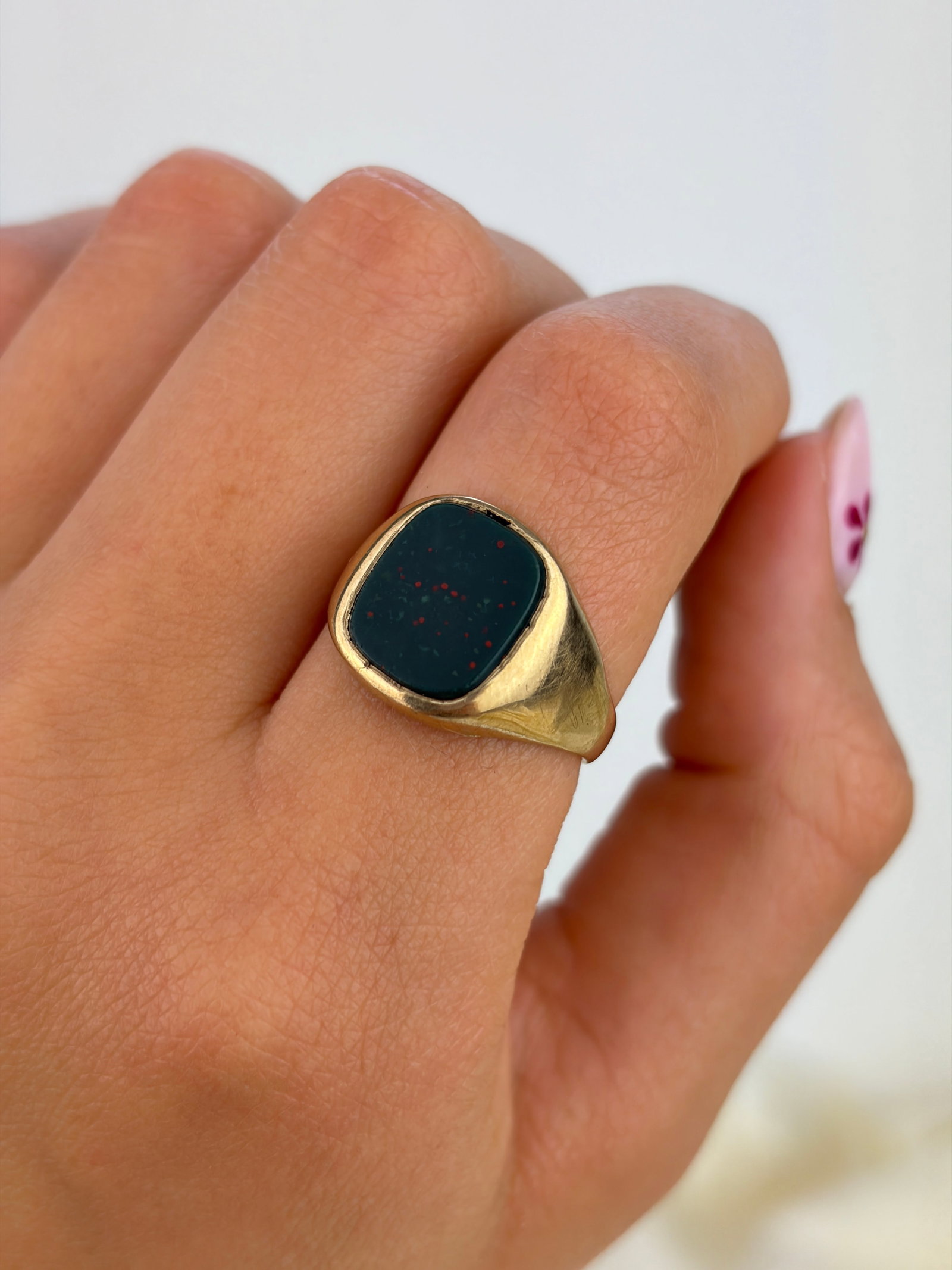 LARGE VINTAGE 9CT YELLOW GOLD BLOODSTONE SIGNET RING - 8