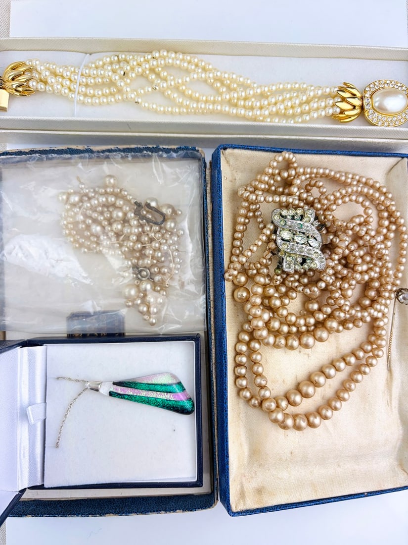 MIXED LOT Boxed Necklaces: MIXED LOT Boxed Necklaces