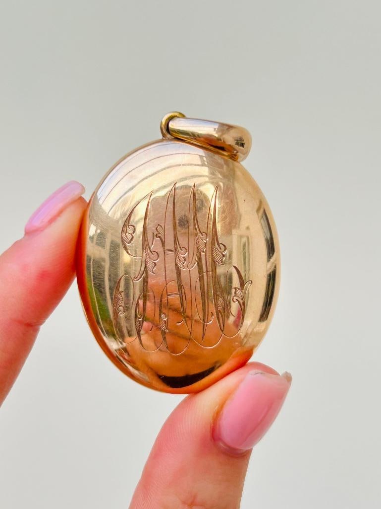 Heavy Antique 15ct Yellow Gold Locket Pendant: Heavy Antique 15ct Yellow Gold Locket Pendant amazing gold open locket Measurements: size 59mm x 35mm weight 24.43g Materials: 15ct yellow gold 