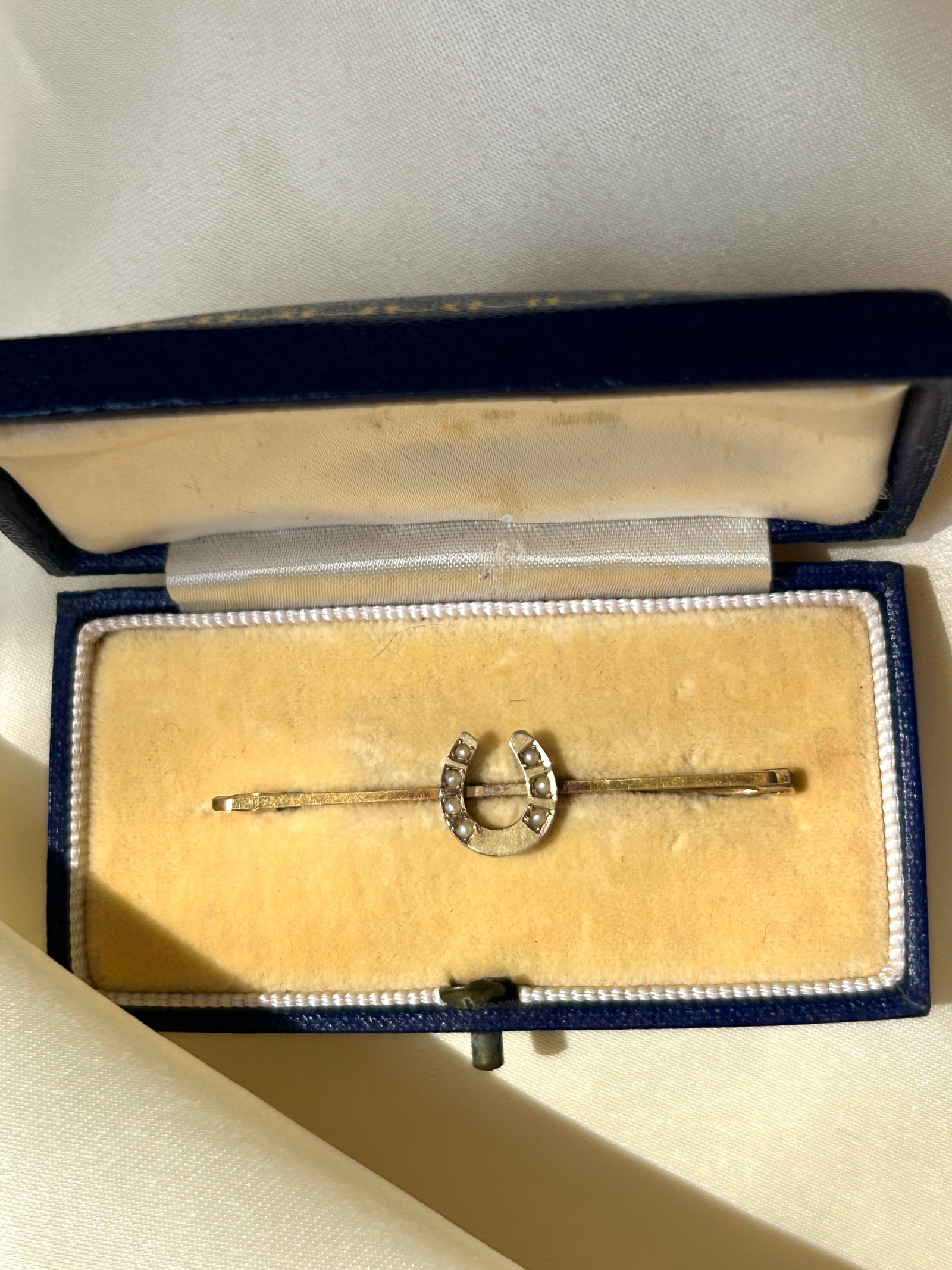 antique 9ct gold and pearl lucky horseshoe bar brooch in fitted box - 2