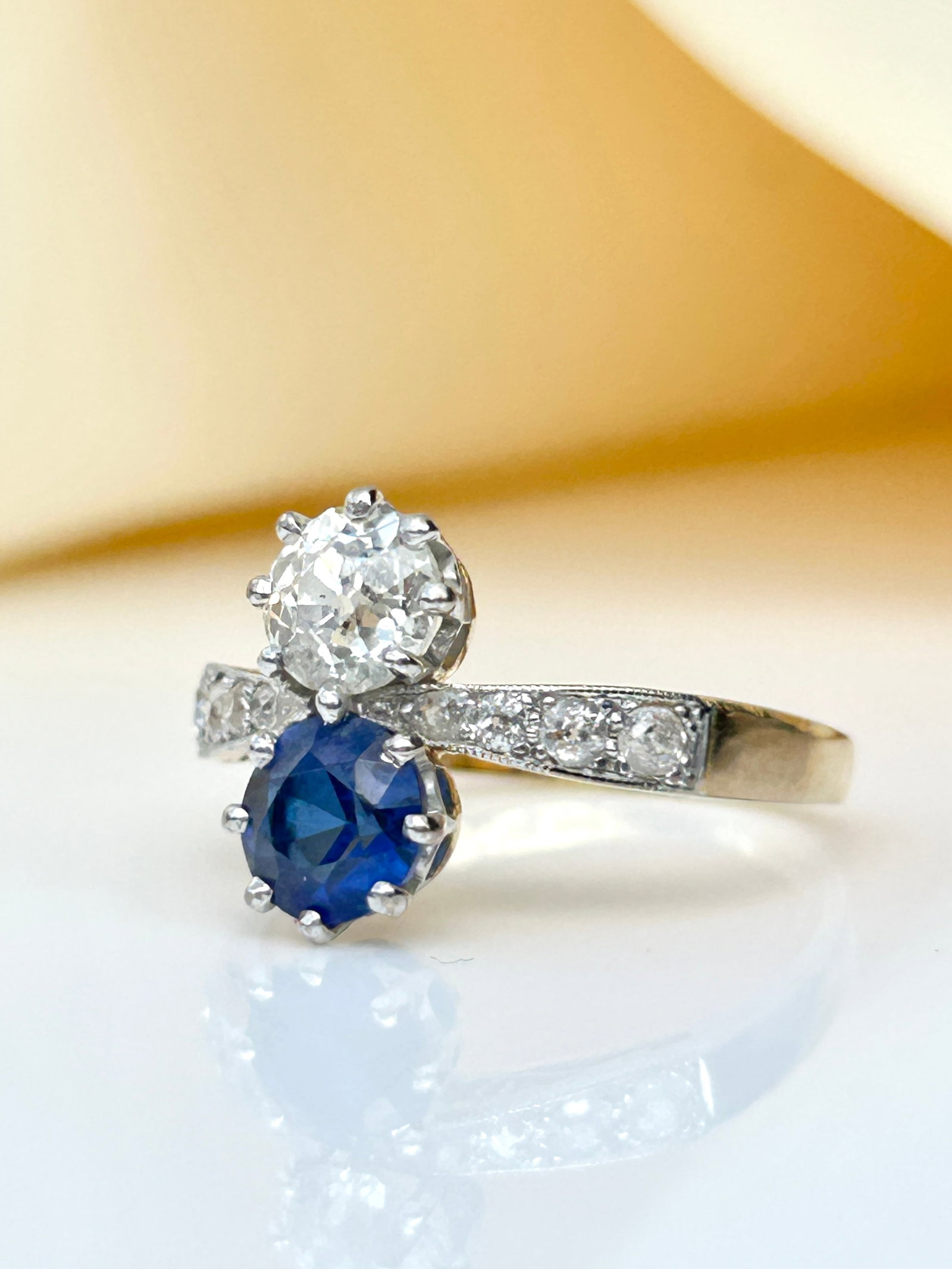 Antique 18ct yellow gold .95pts diamond / .95pts sapphire "moi et toii" two stone ring - 2
