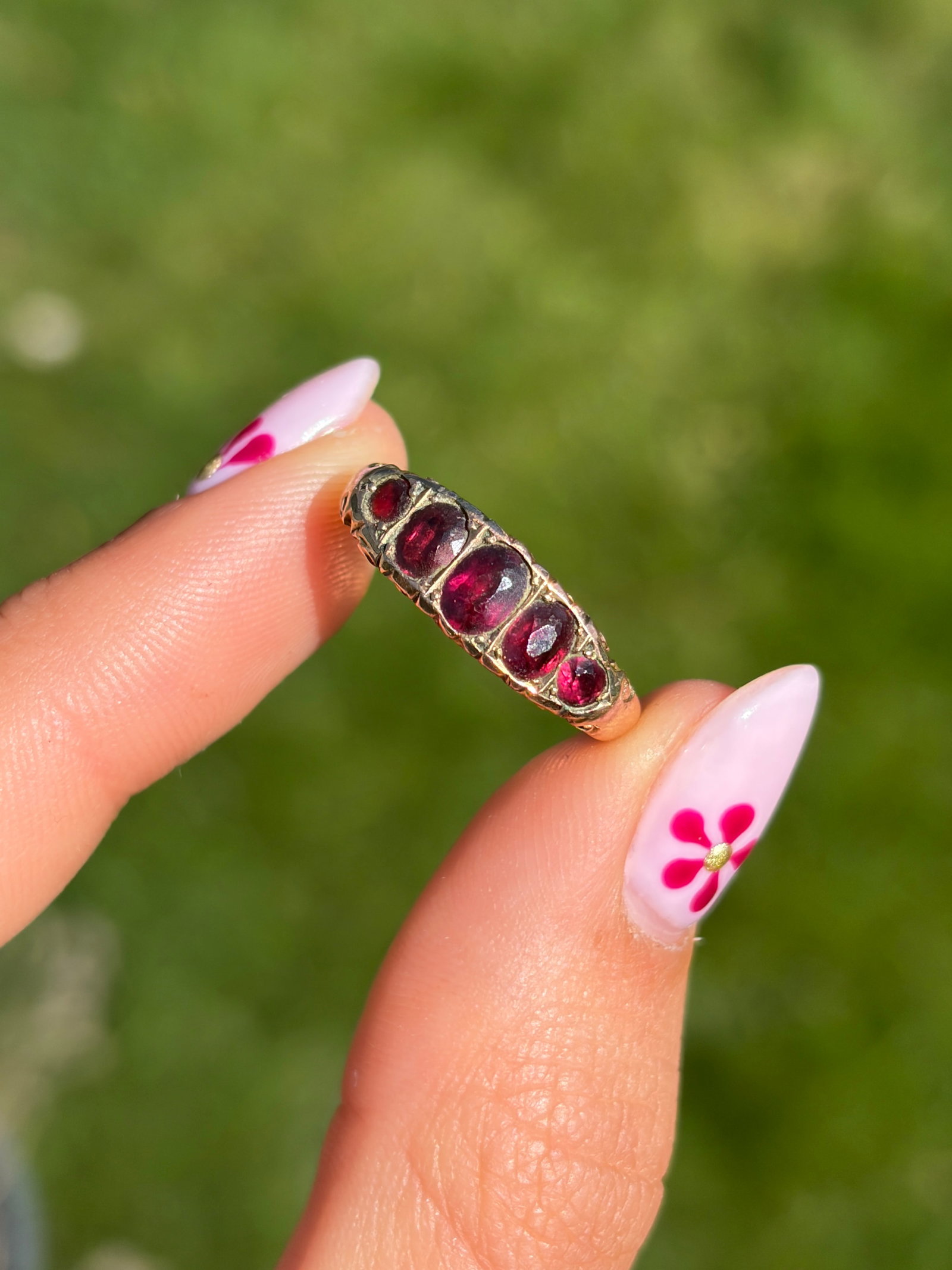 ANTIQUE C.1902 9CT YELLOW GOLD ALMANDINE GARNET 5 STONE RING - 10