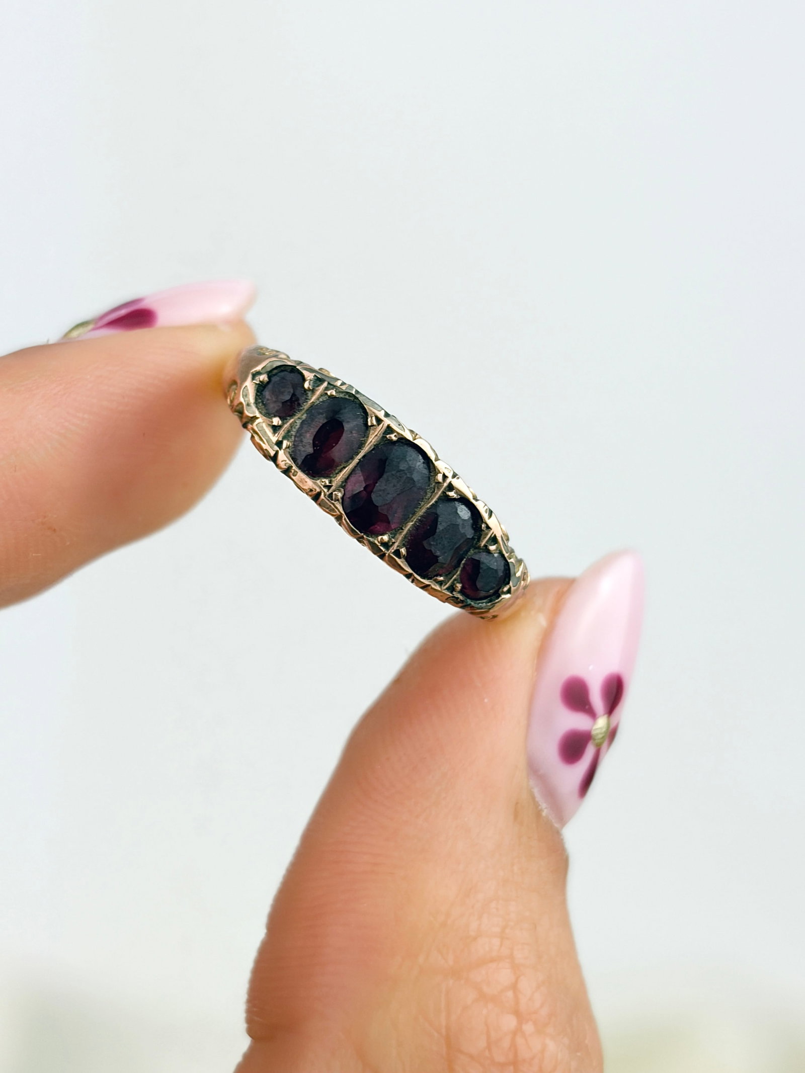 ANTIQUE C.1902 9CT YELLOW GOLD ALMANDINE GARNET 5 STONE RING - 5