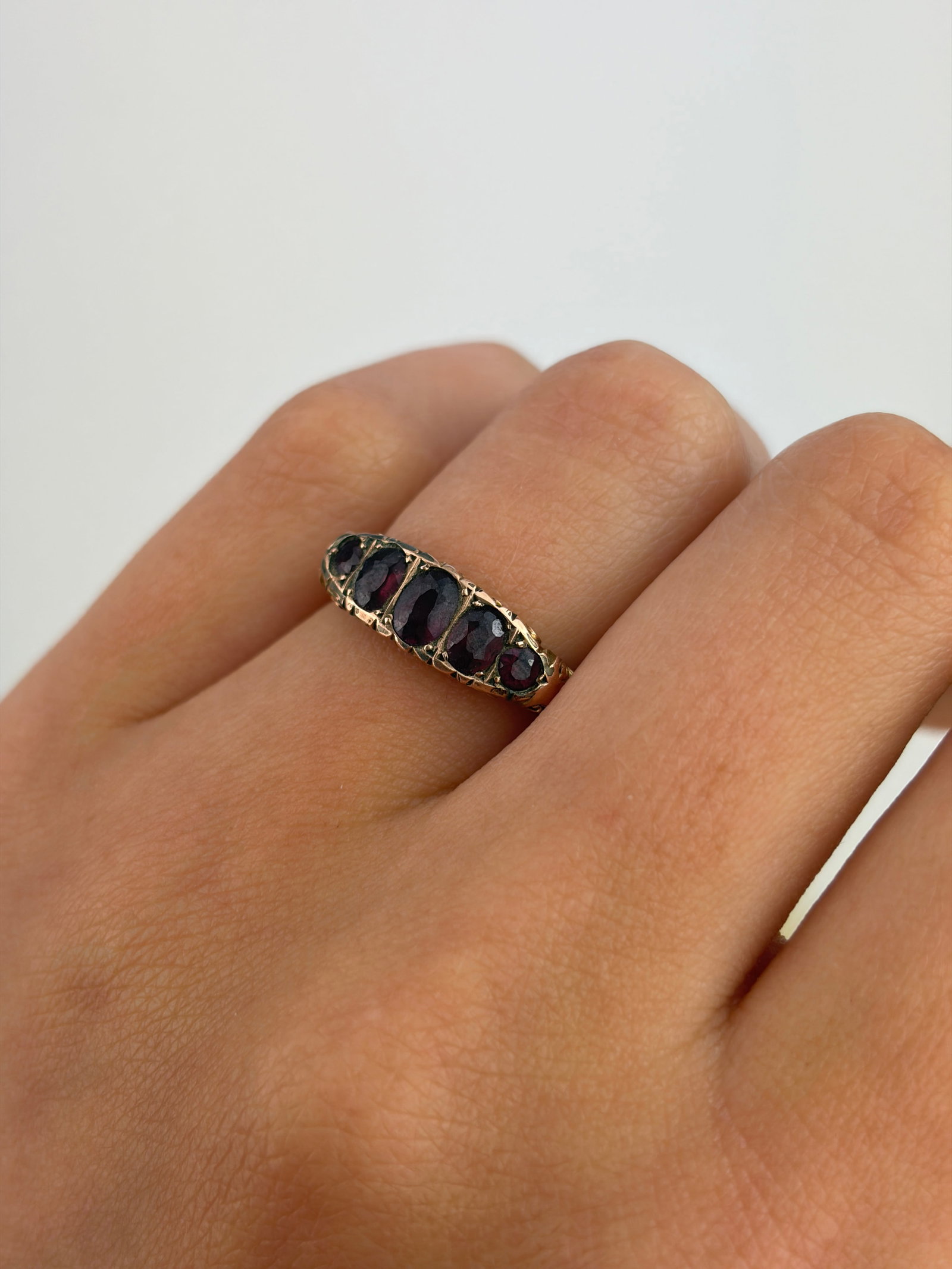 ANTIQUE C.1902 9CT YELLOW GOLD ALMANDINE GARNET 5 STONE RING - 8