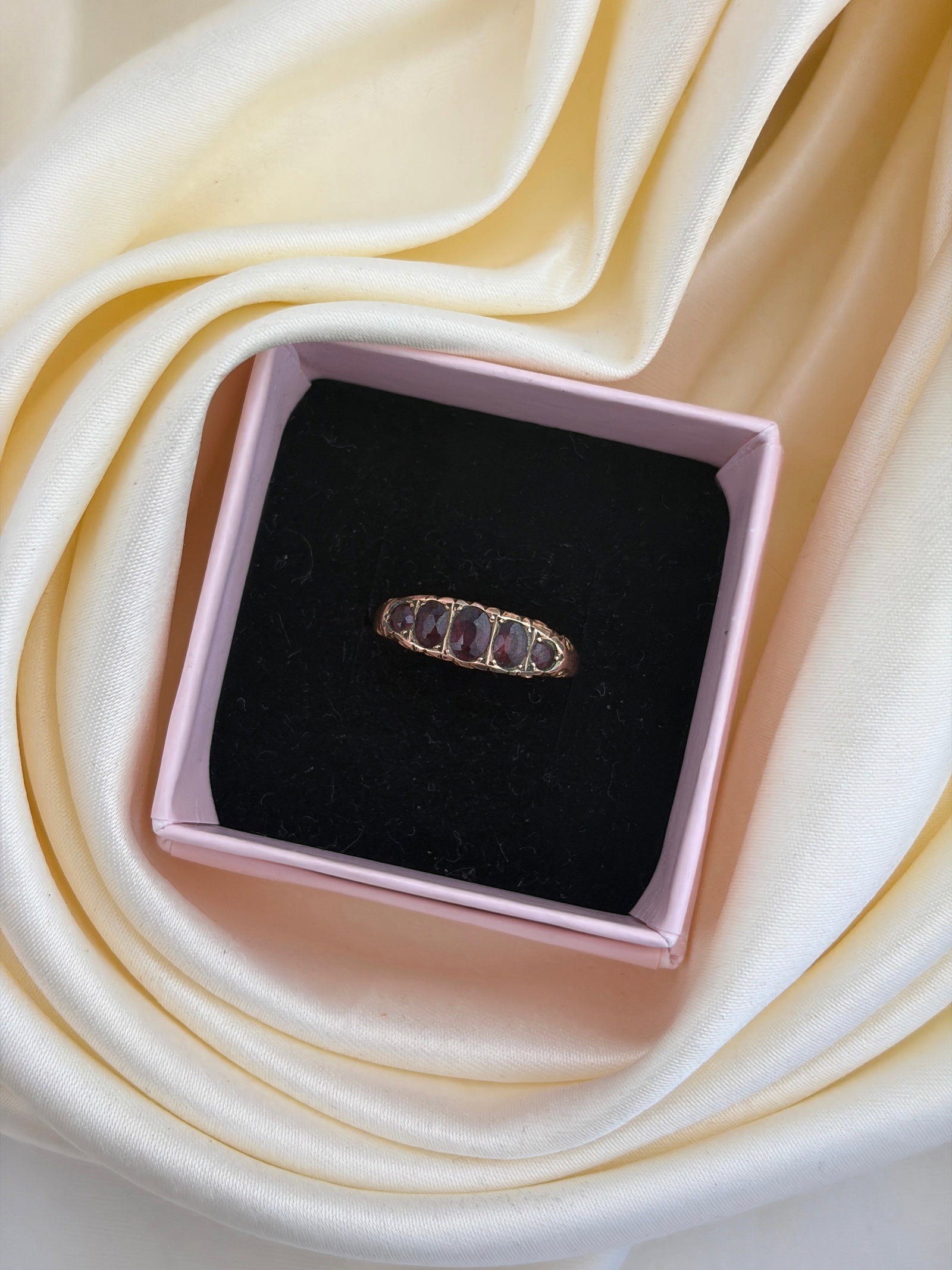 ANTIQUE C.1902 9CT YELLOW GOLD ALMANDINE GARNET 5 STONE RING - 9