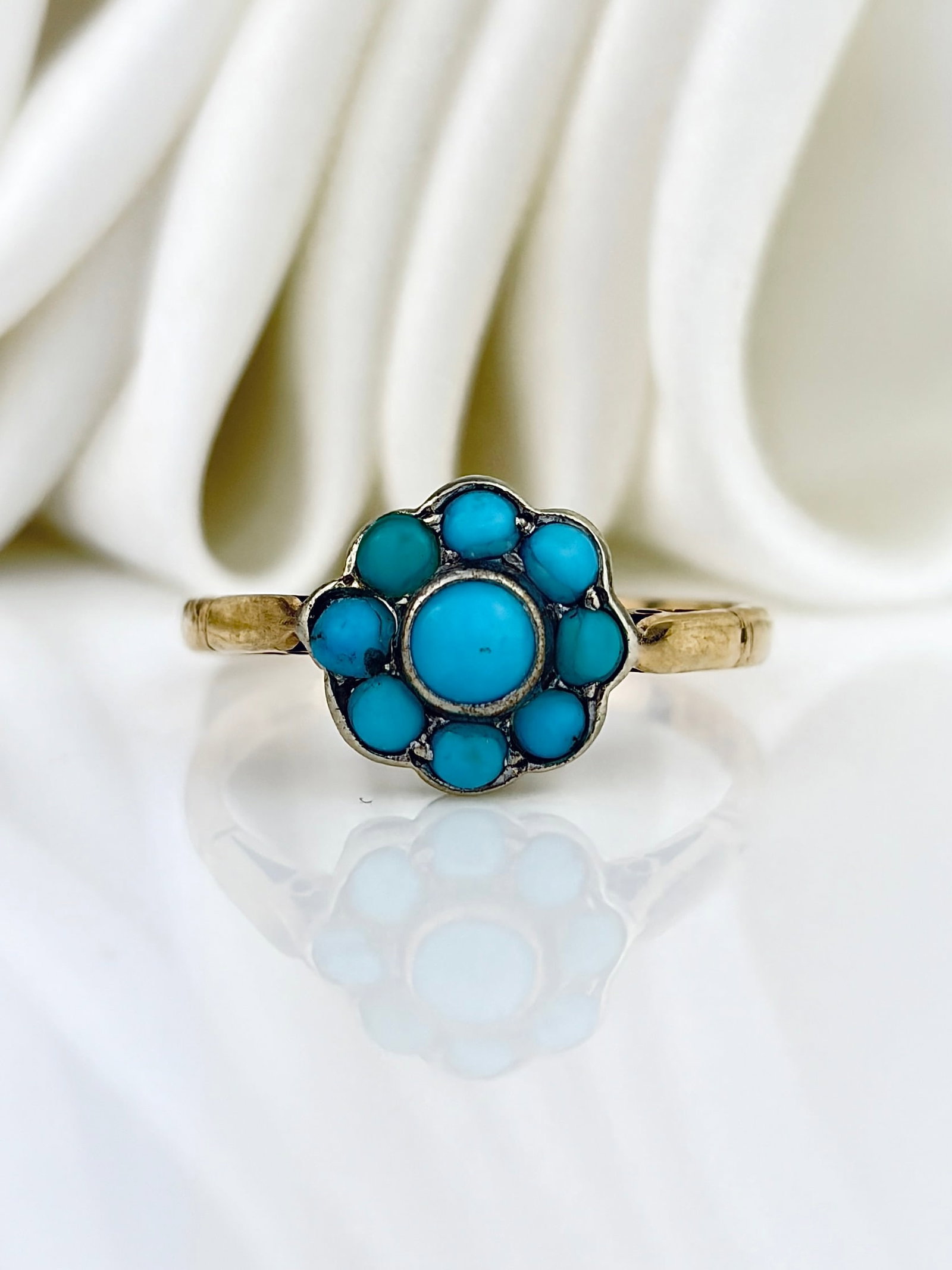 Antique 9ct Yellow Gold Turquoise Flower Cluster Ring: Antique 9ct Yellow Gold Turquoise Flower Cluster Ring A gorgeous arrangement of turquoise stones!