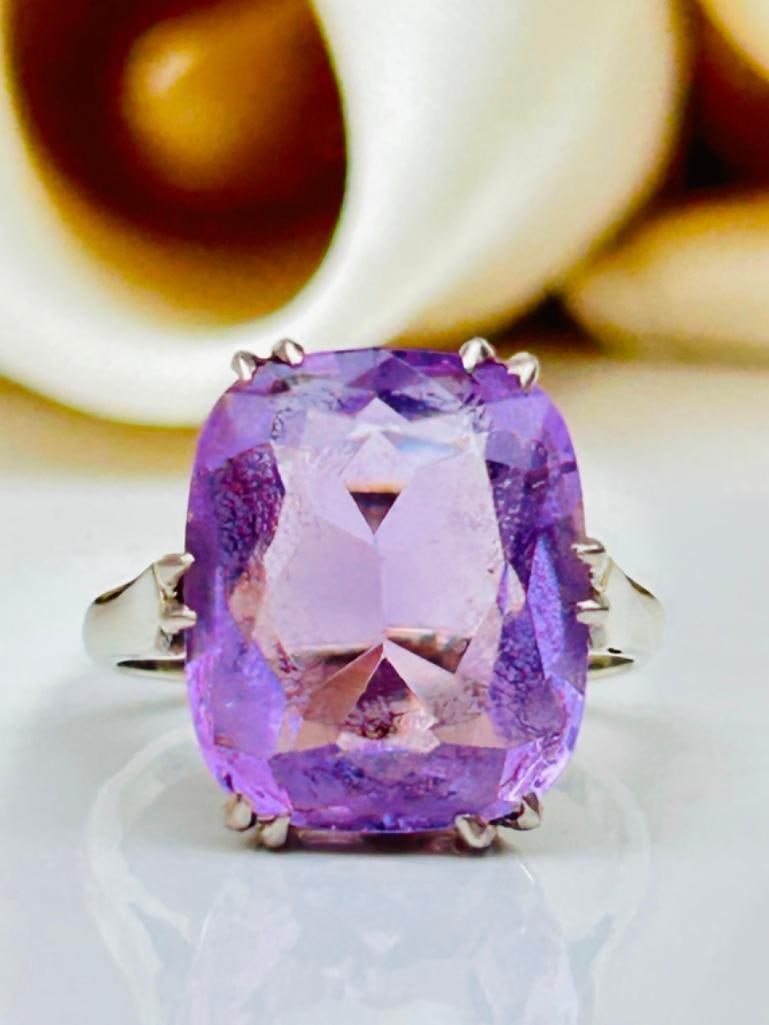 Chunky 18ct White Gold Amethyst Ring: Chunky 18ct White Gold Amethyst Ring beautiful amethyst ring measurements size UK O US 71/2 head of ring 15mm x 13mm Weight: 5.62g stamped 18 ma