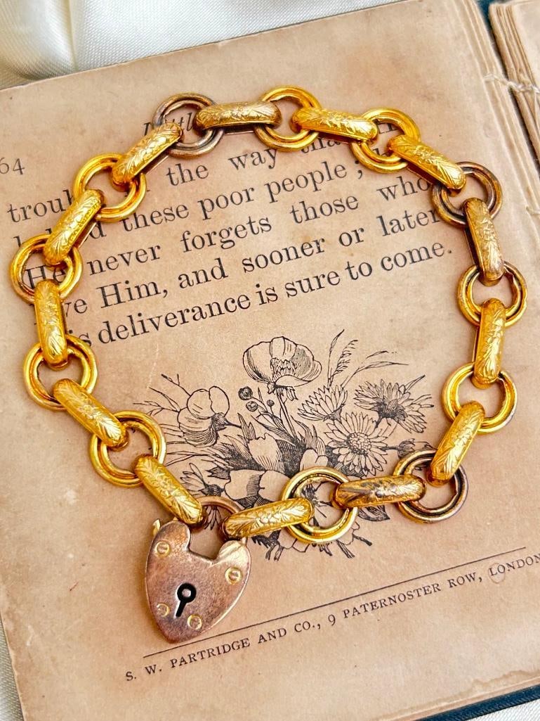 Antique 9ct Gold Bracelet with Heart Padlock: Antique 9ct Gold Bracelet with Heart Padlock gorgeous link design with chunky padlock Measurements: length 21cm width 10mm weight 15.33g stamped 9.375 