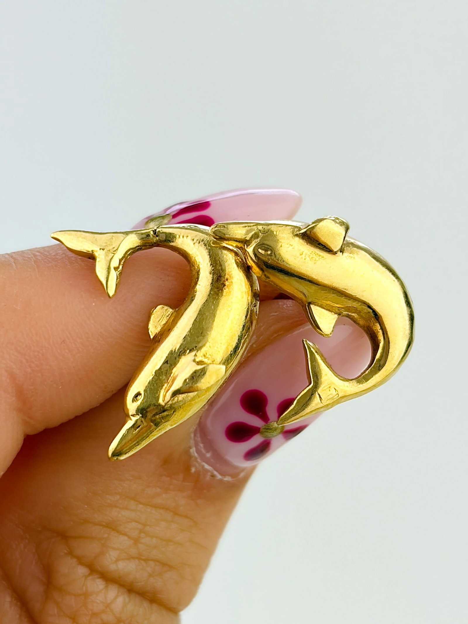 SWEET VINTAGE 18CT YELLOW GOLD DOLPHIN STUD EARRINGS: SWEET VINTAGE 18CT YELLOW GOLD DOLPHIN STUD EARRINGS The cutest little stud earrings! Weight: 3.25g Size: 16x12mm Materials: 18ct gold Hallmarks: stamps shown in photos Condition: Good