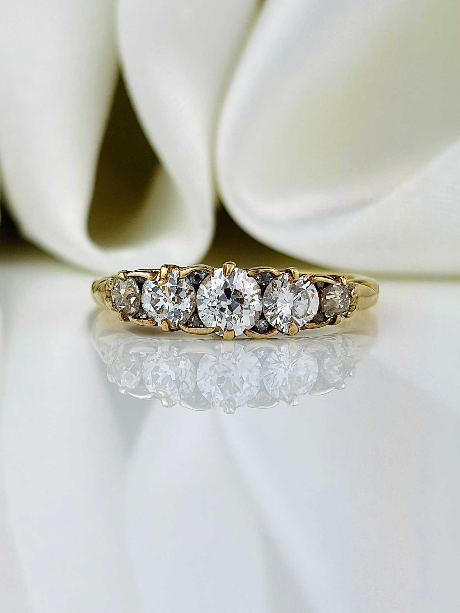 antique 18ct yellow gold diamond ring approx 1.20ct: antique 18ct yellow gold diamond ring approx 1.20ct Gorgeous sparkling diamonds! approx 1.20ct Old Mine Cut 