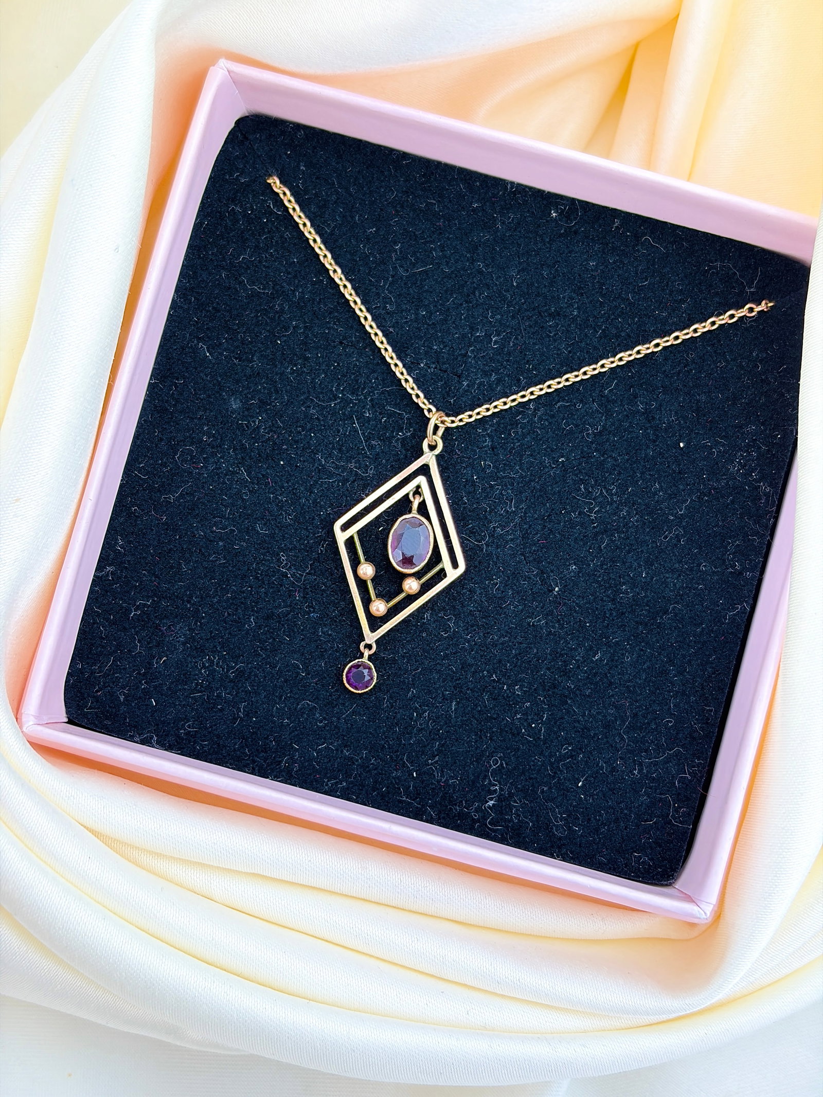 ANTIQUE 9CT YELLOW GOLD AMETHYST PENDANT ON CHAIN - 9