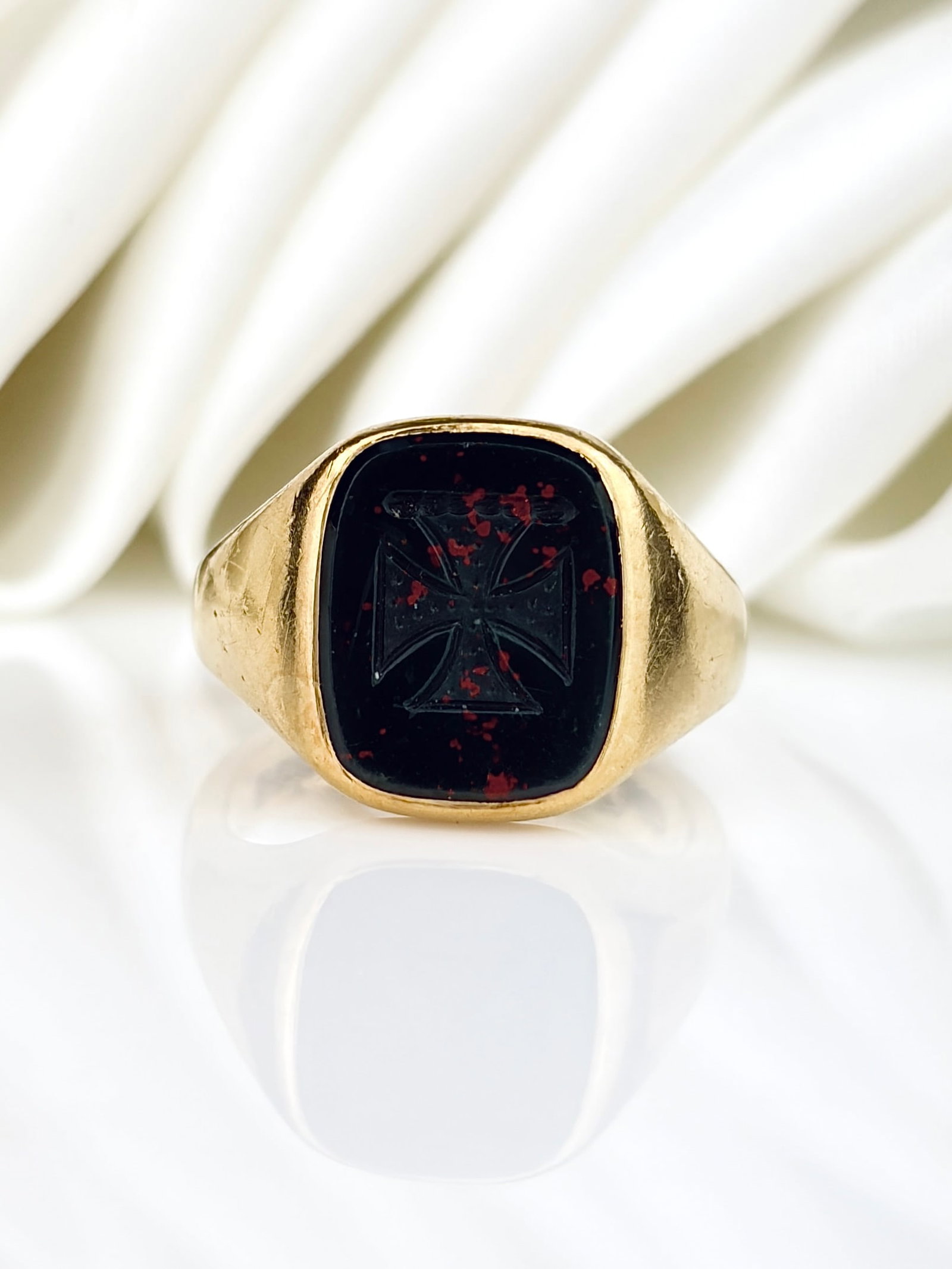 Vintage c.1962 18ct Yellow Gold Carved Bloodstone Intaglio Signet Ring: Vintage c.1962 18ct Yellow Gold Carved Bloodstone Intaglio Signet Ring Amazing condition! Inscribed 'MCC 1962'