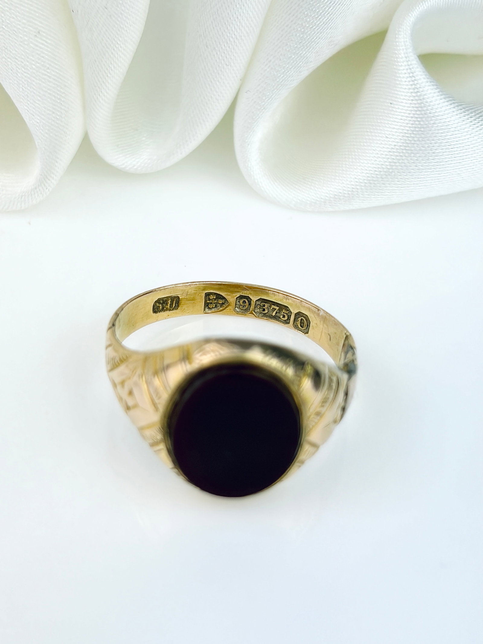 ANTIQUE 9CT YELLOW GOLD CARNELIAN SIGNET RING WITH ORNATE SHOULDERS - 4