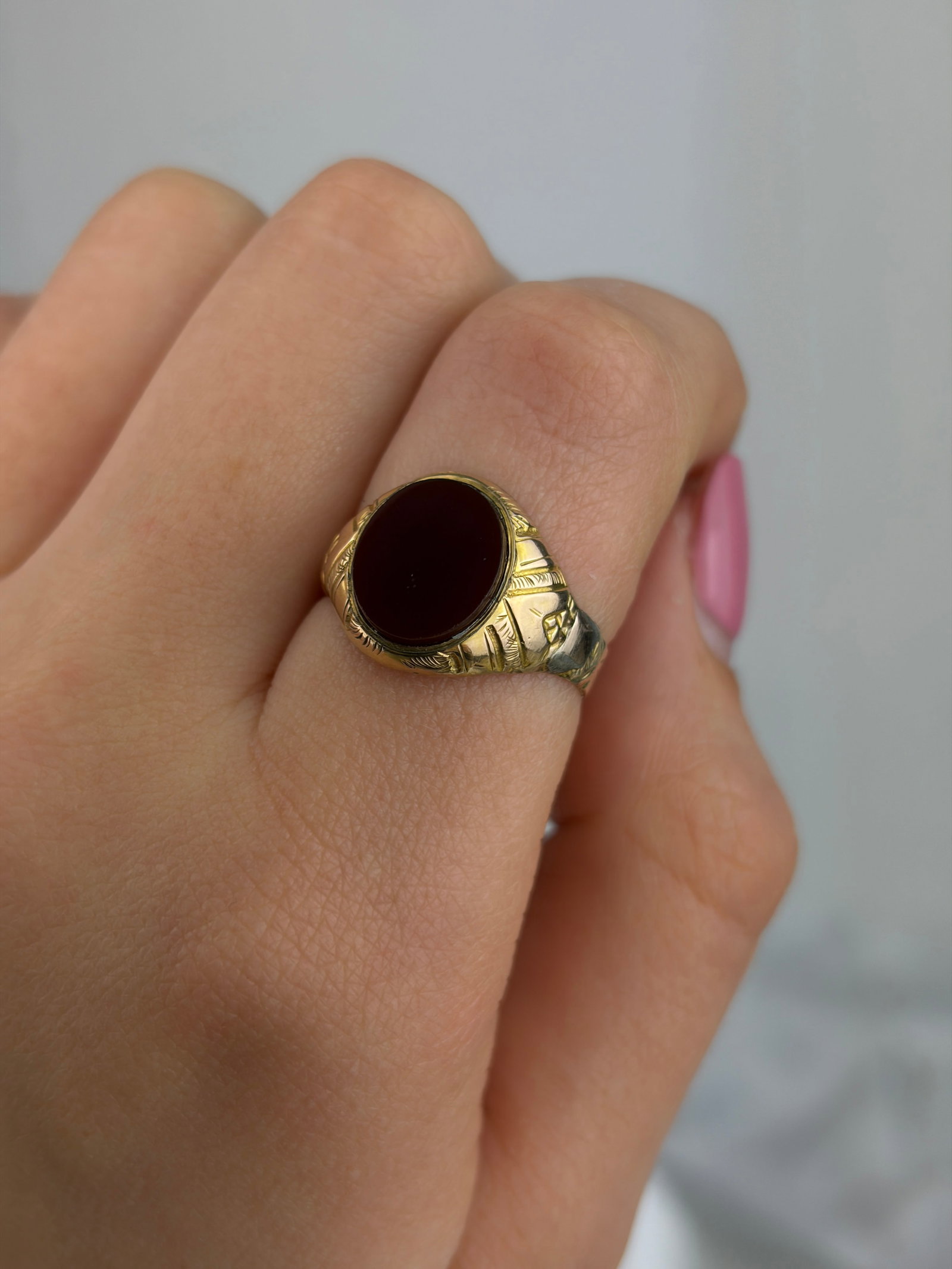 ANTIQUE 9CT YELLOW GOLD CARNELIAN SIGNET RING WITH ORNATE SHOULDERS - 8