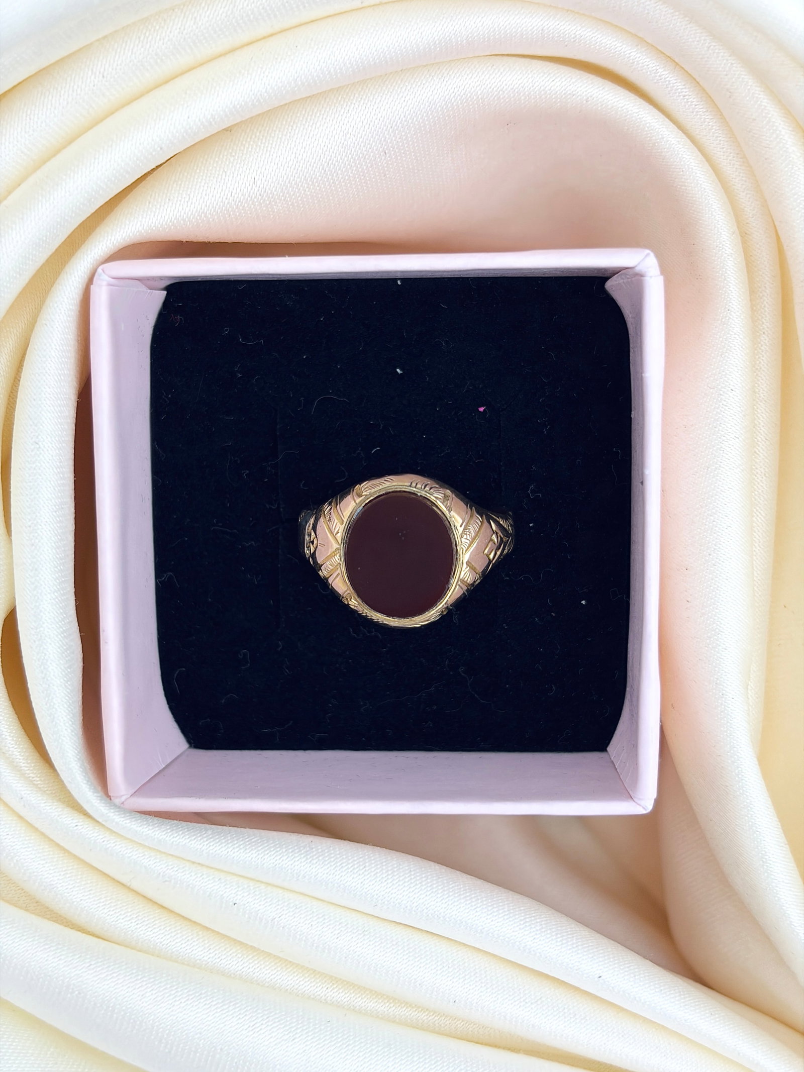 ANTIQUE 9CT YELLOW GOLD CARNELIAN SIGNET RING WITH ORNATE SHOULDERS - 9