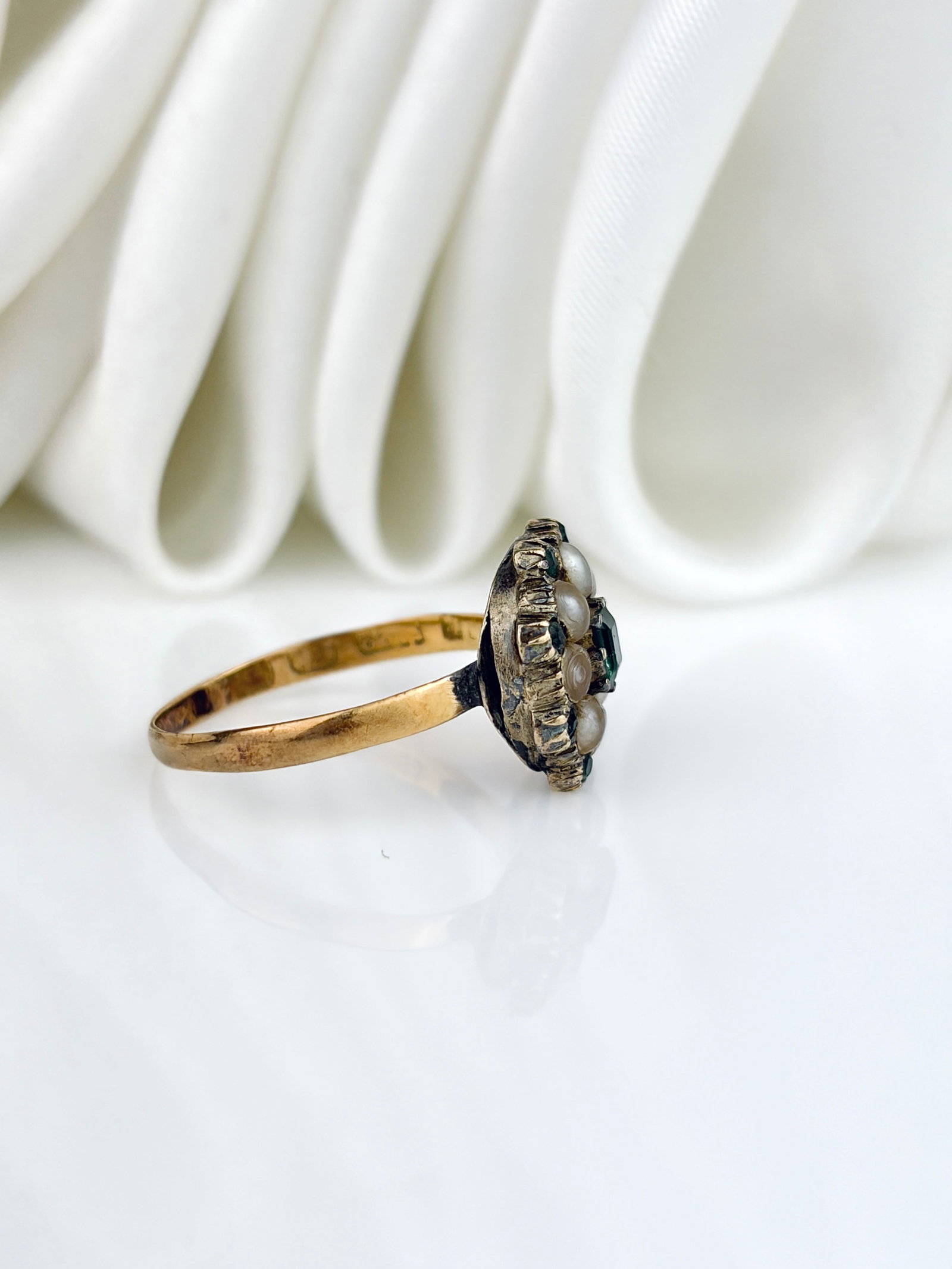 Lovely Antique c.1850 22ct Gold Emerald and Pearl Cluster Ring - 2