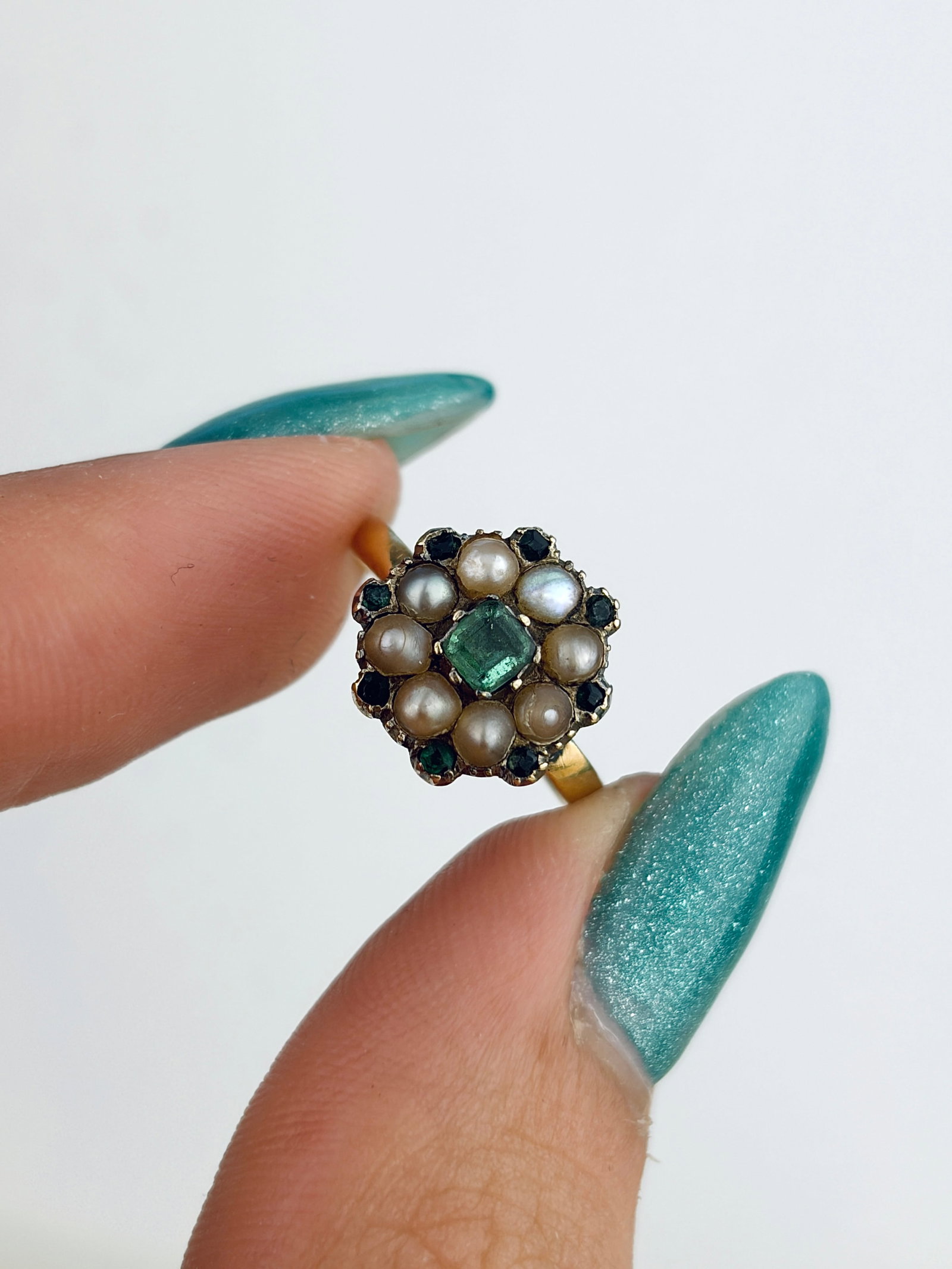Lovely Antique c.1850 22ct Gold Emerald and Pearl Cluster Ring - 5