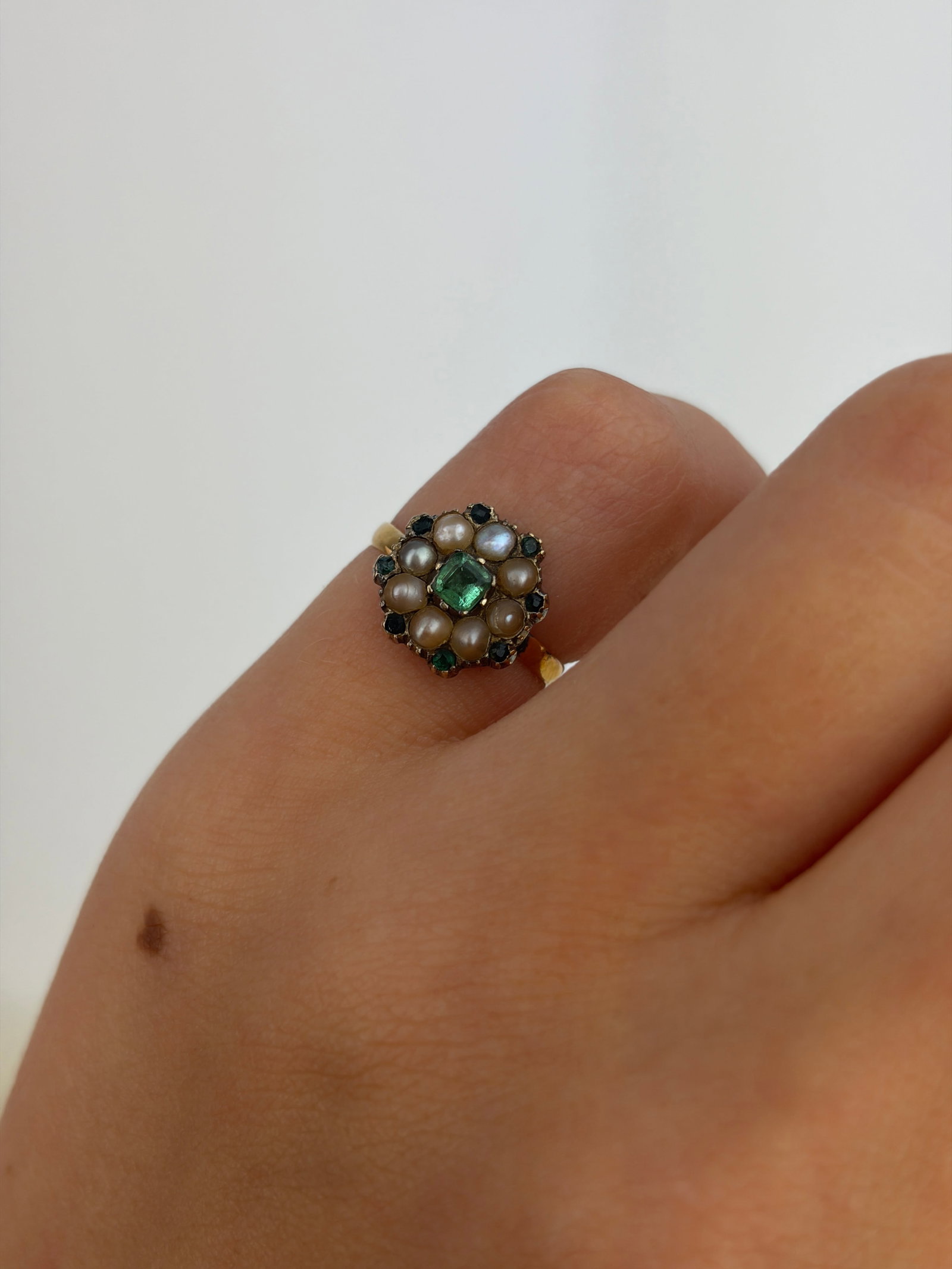 Lovely Antique c.1850 22ct Gold Emerald and Pearl Cluster Ring - 8