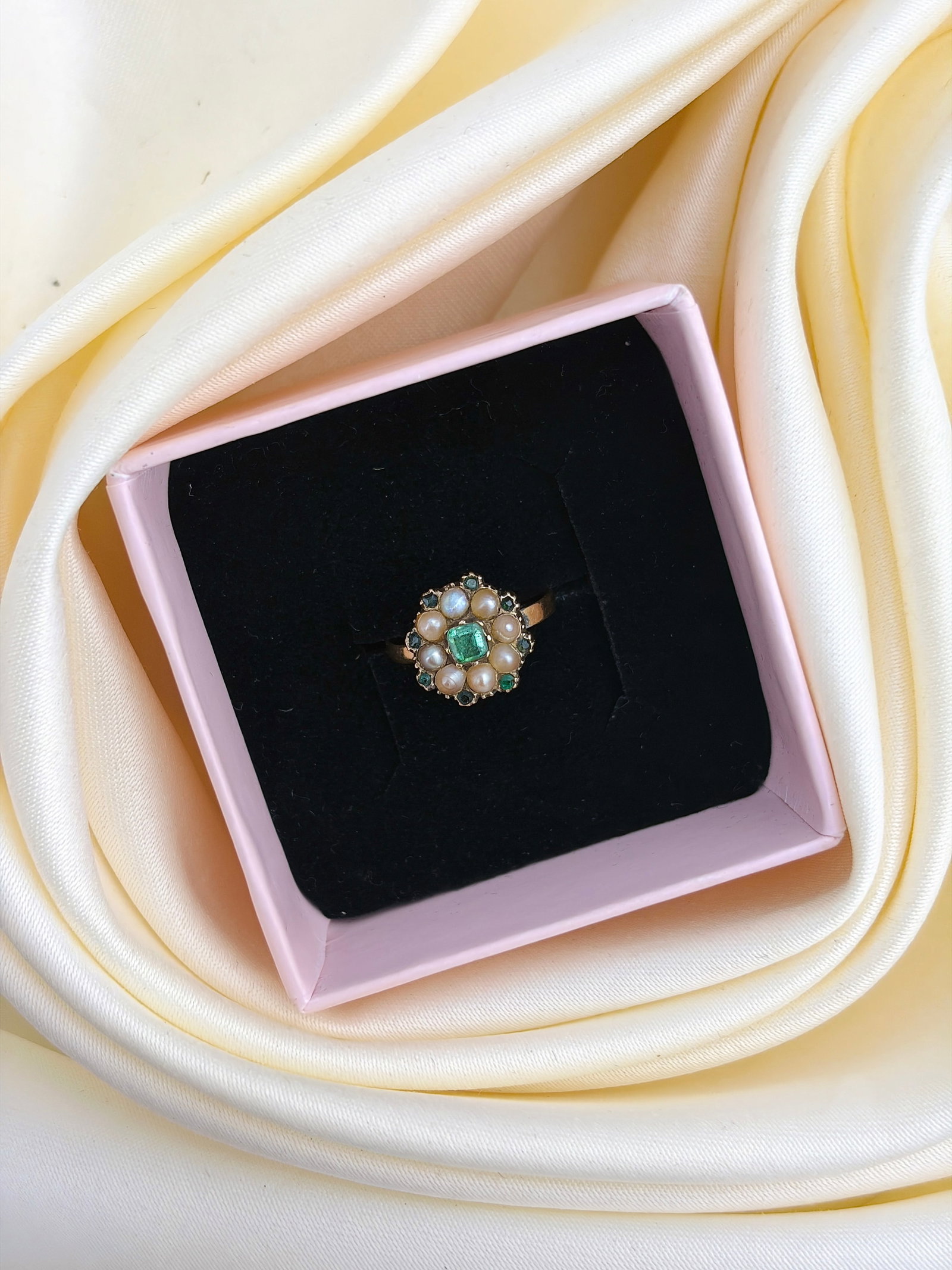 Lovely Antique c.1850 22ct Gold Emerald and Pearl Cluster Ring - 9