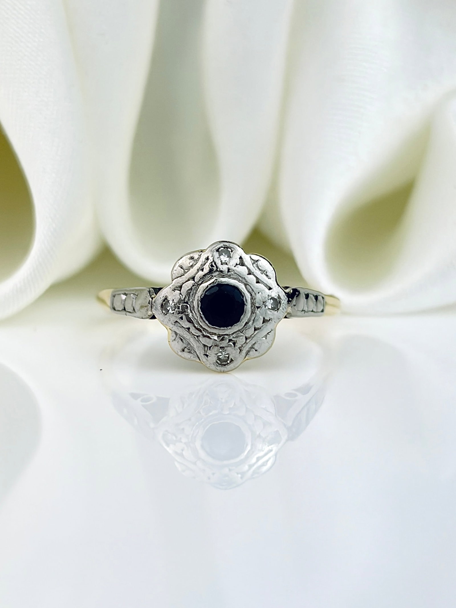 ANTIQUE 18CT GOLD AND PLATINUM SAPPHIRE AND DIAMOND FLOWER CLUSTER RING: ANTIQUE 18CT GOLD AND PLATINUM SAPPHIRE AND DIAMOND FLOWER CLUSTER RING Super sweet ring! Weight: 2.3g Size: UK L1/2, US 6, Width 8mm, height off finger 3mm Materials: 18ct gold Hallmarks: