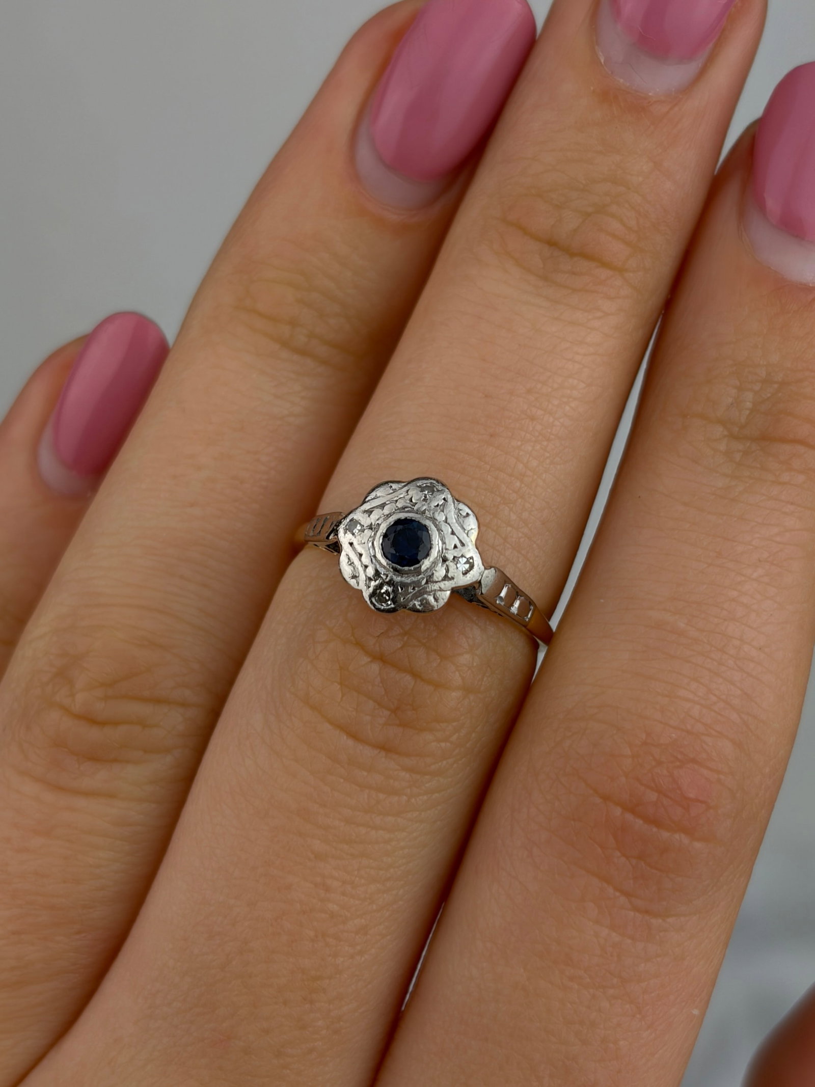 ANTIQUE 18CT GOLD AND PLATINUM SAPPHIRE AND DIAMOND FLOWER CLUSTER RING - 8