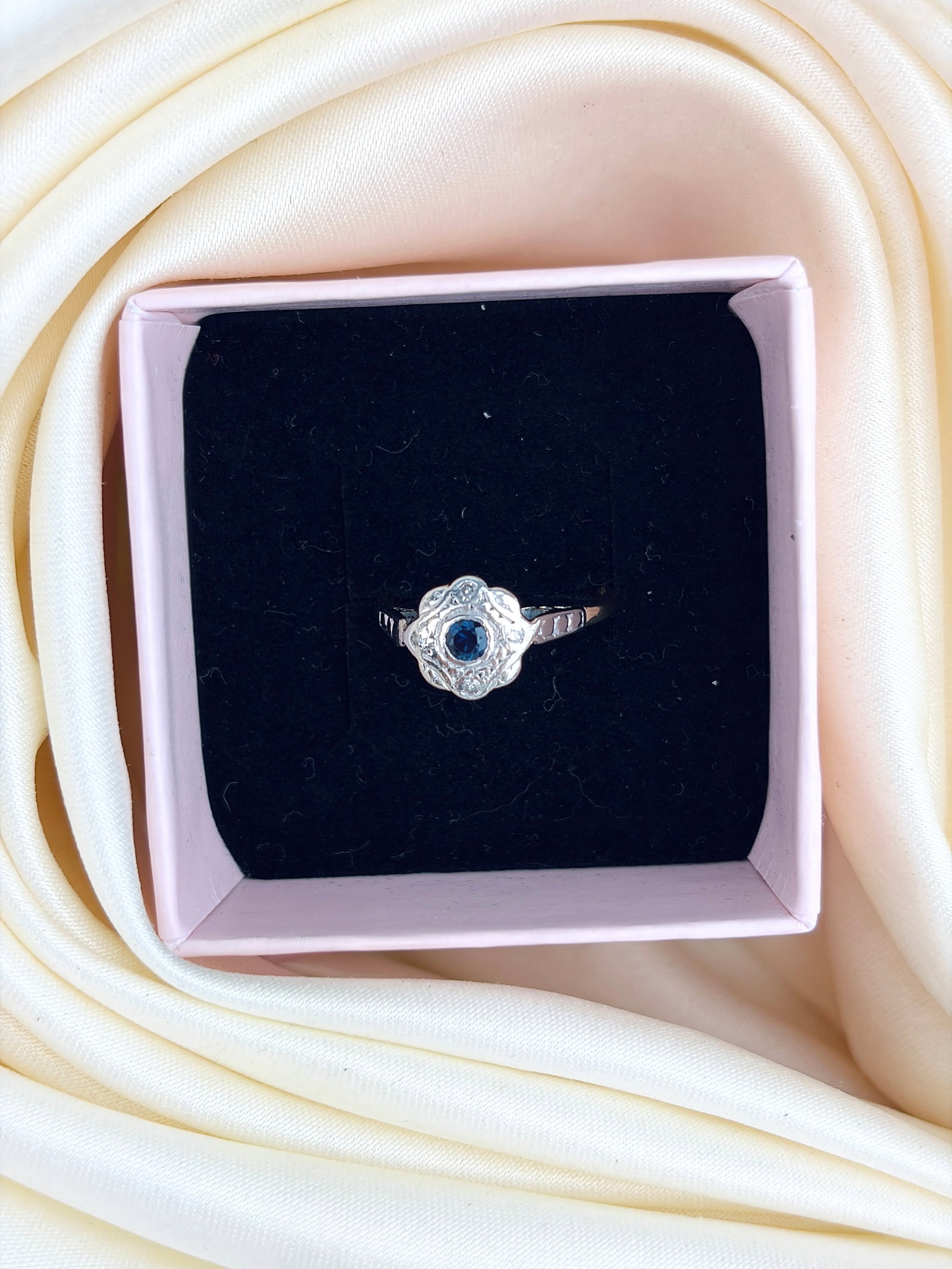 ANTIQUE 18CT GOLD AND PLATINUM SAPPHIRE AND DIAMOND FLOWER CLUSTER RING - 9