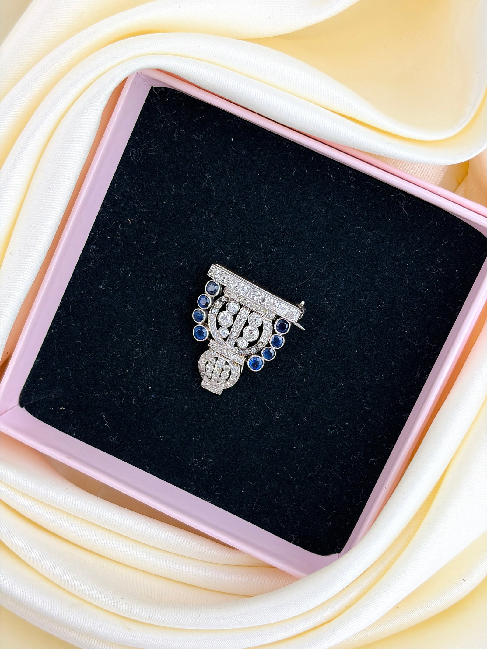 Antique Art Deco Sapphire and Diamond Brooch in Platinum - 4