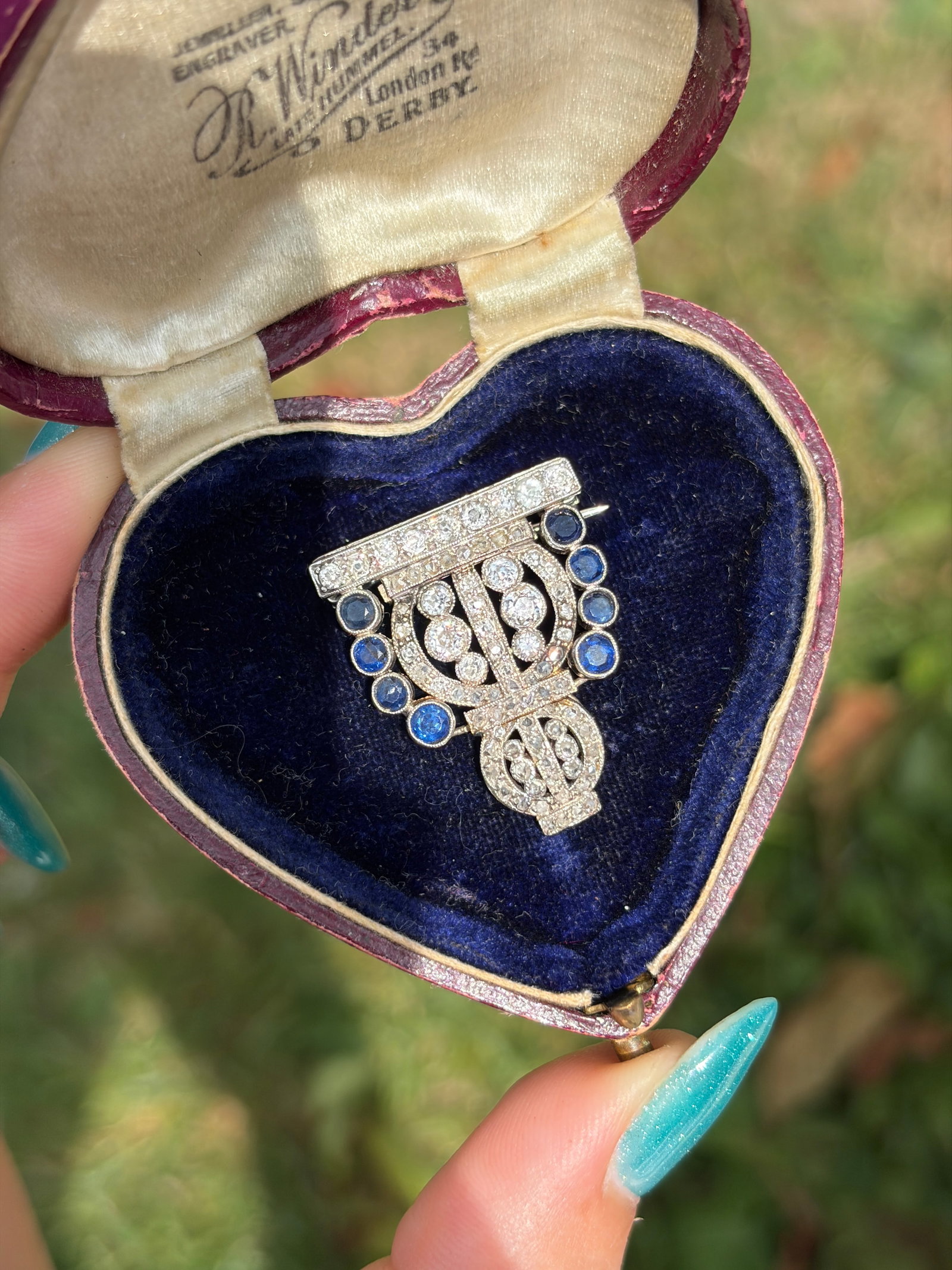 Antique Art Deco Sapphire and Diamond Brooch in Platinum - 8