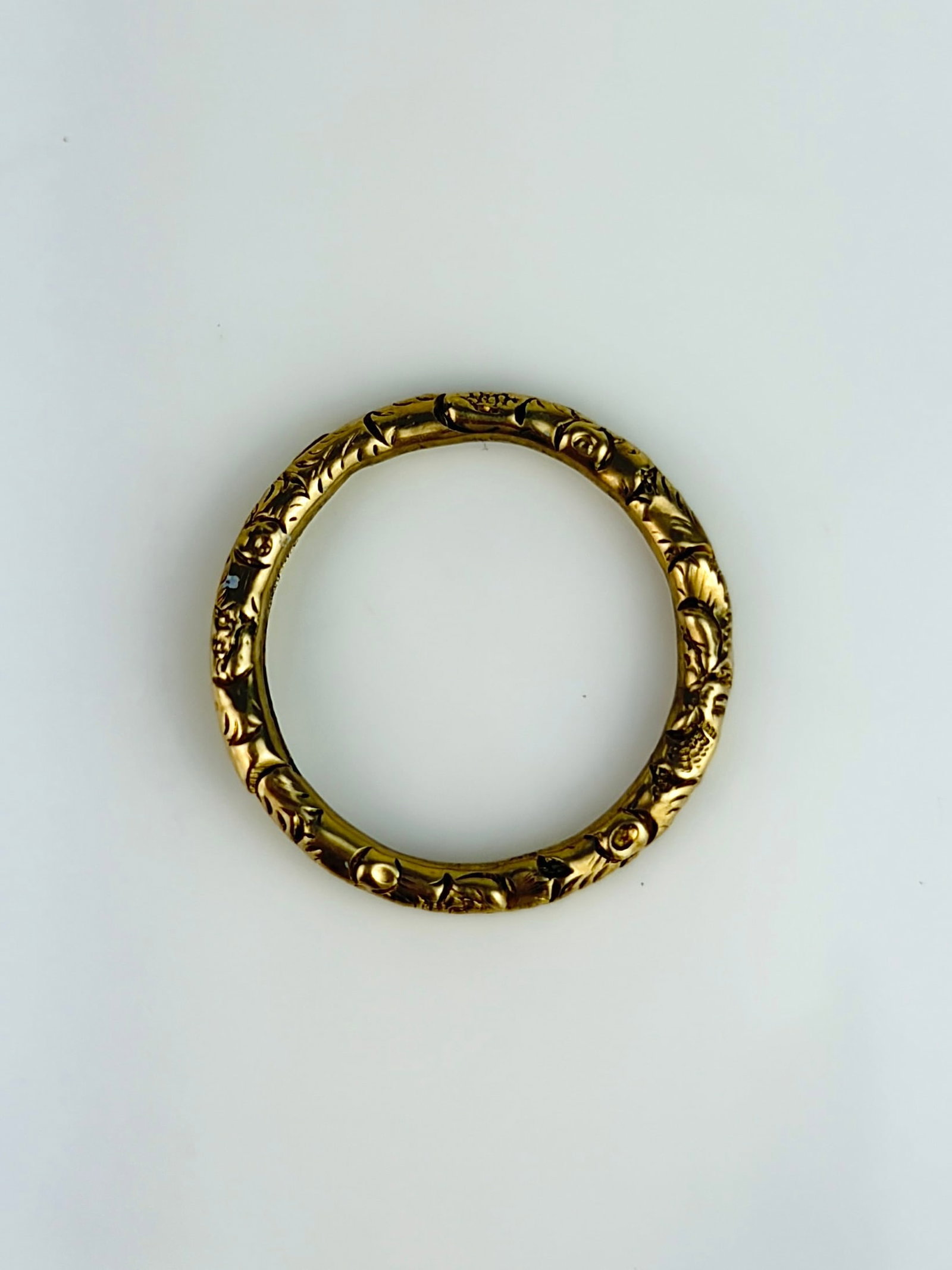 Antique Georgian 9ct Yellow Gold Engraved Detail Split Ring: Antique Georgian 9ct Yellow Gold Engraved Detail Split Ring