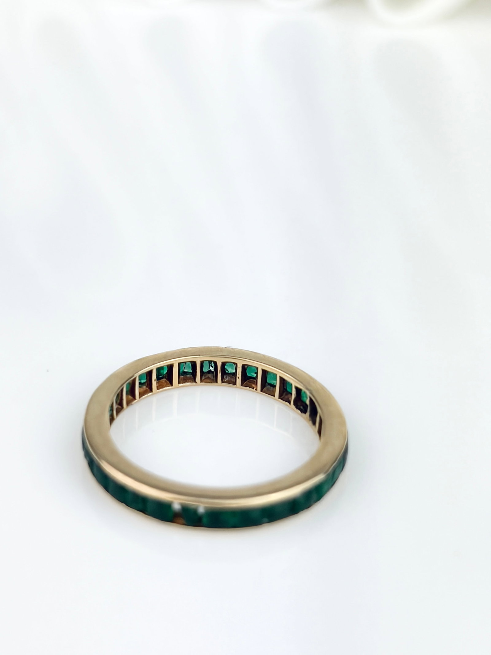 Lovely 18ct Yellow Gold Emerald Full Eternity Ring - 3