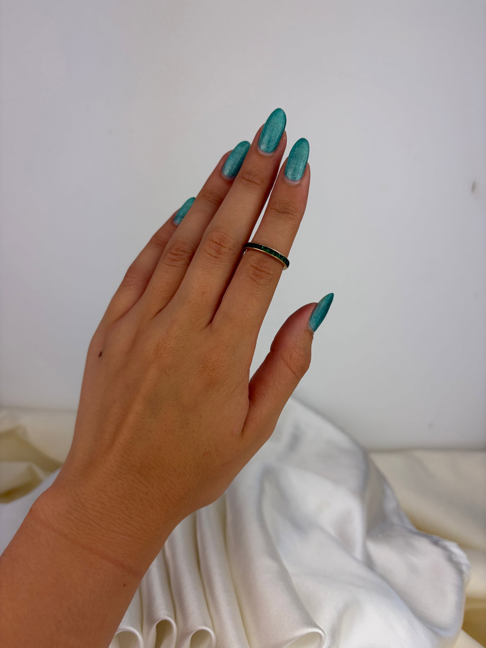 Lovely 18ct Yellow Gold Emerald Full Eternity Ring - 5