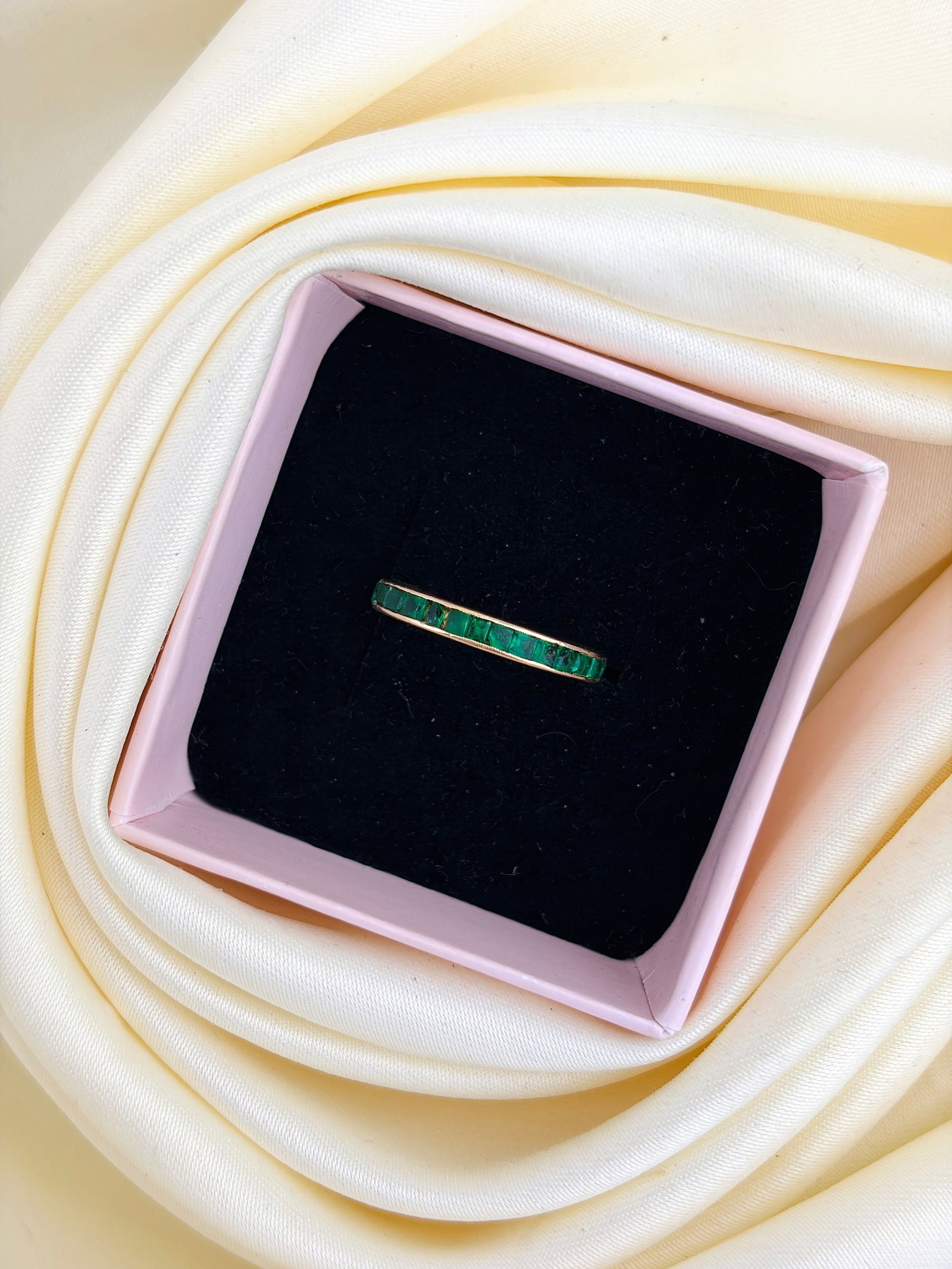 Lovely 18ct Yellow Gold Emerald Full Eternity Ring - 7