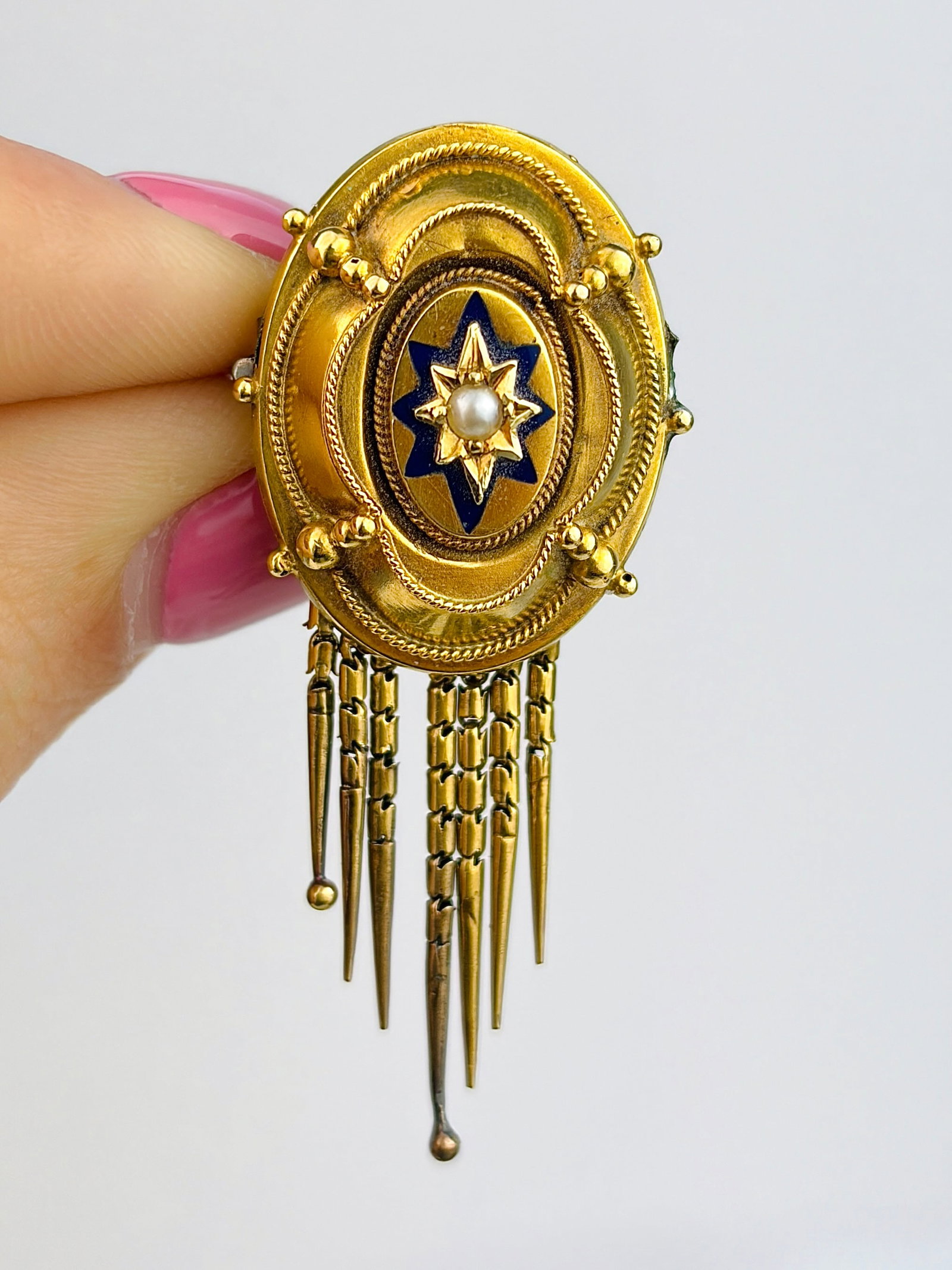 ANTIQUE 18CT YELLOW GOLD PEARL AND BLUE ENAMEL STAR TASSEL BROOCH: ANTIQUE 18CT YELLOW GOLD PEARL AND BLUE ENAMEL STAR TASSEL BROOCH