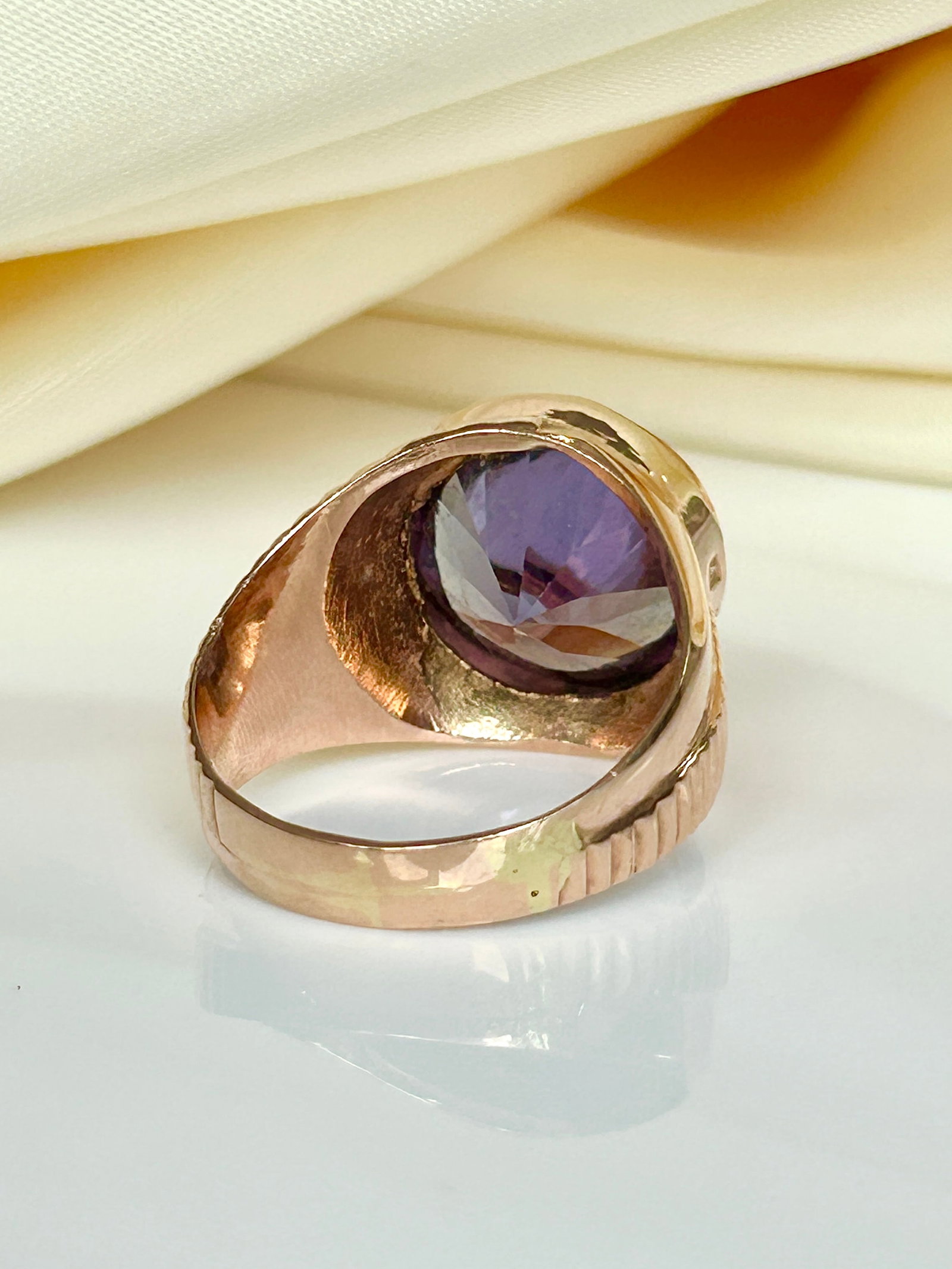 chunky 18ct yellow gold colour changing stone ring - 10