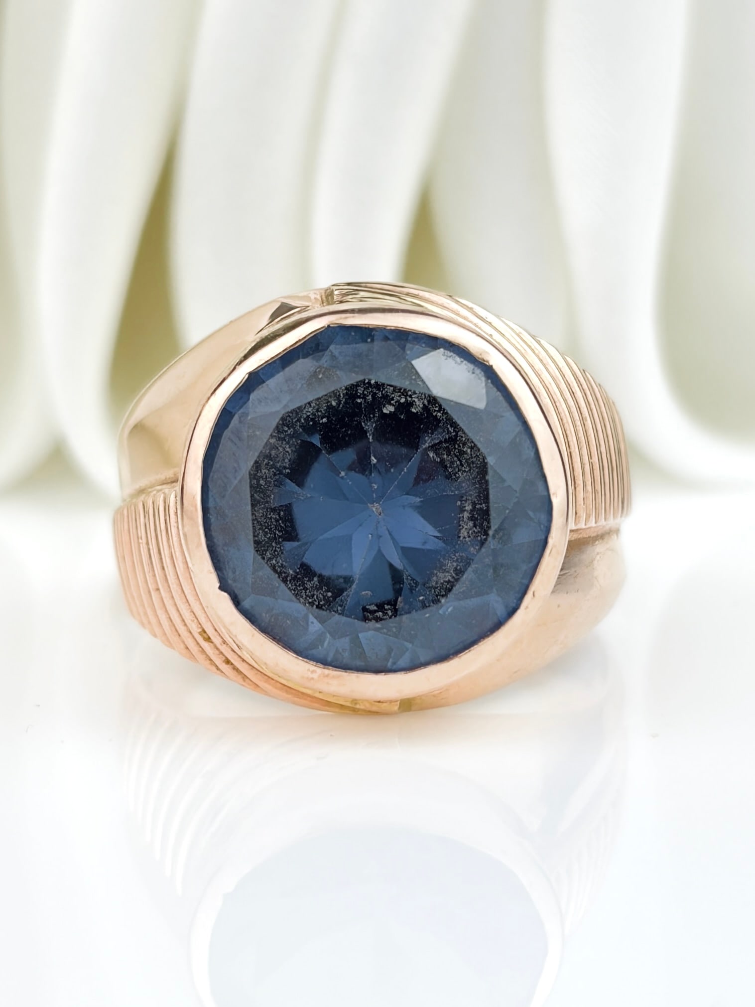chunky 18ct yellow gold colour changing stone ring (1 of 11)
